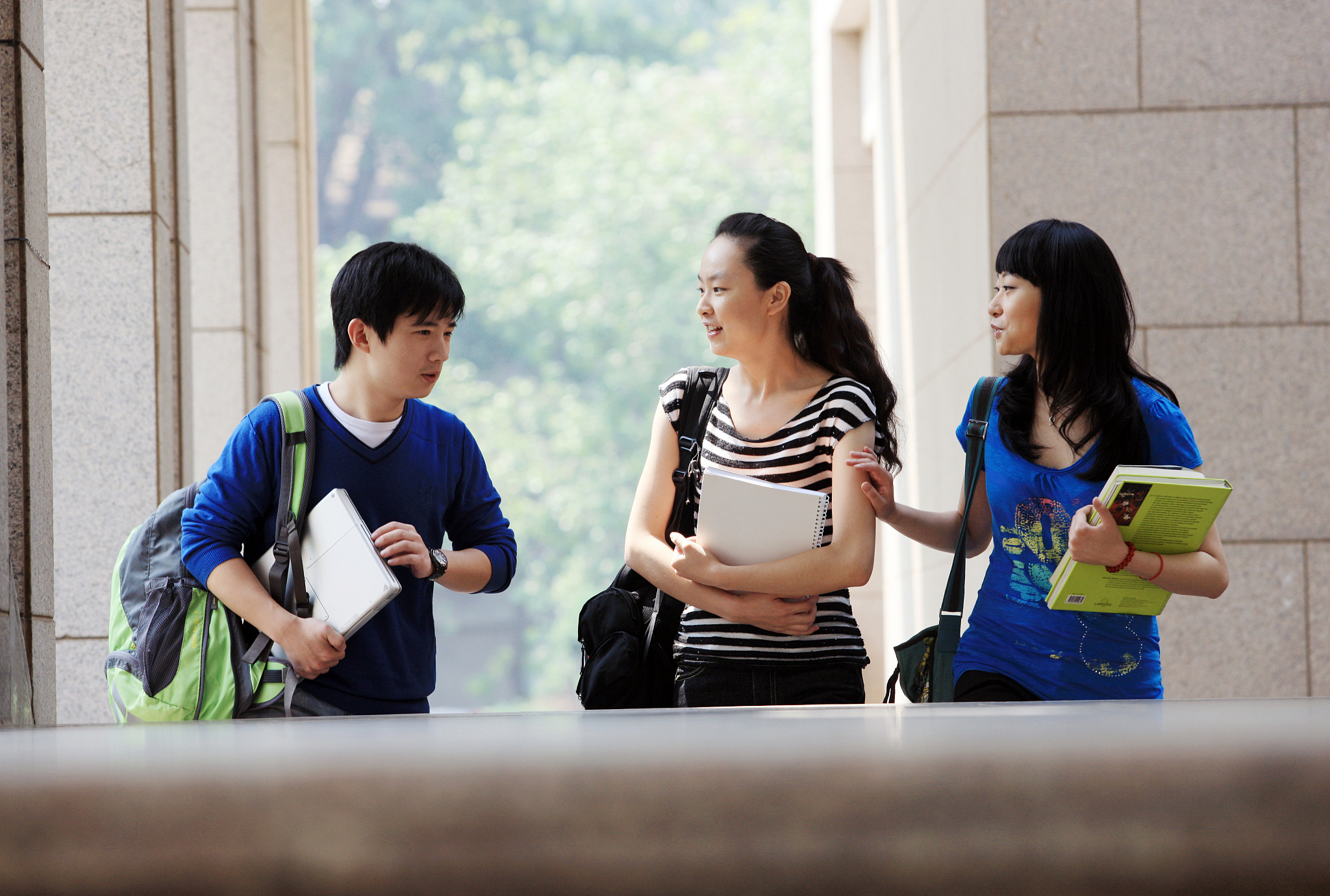 作为一名大学生人际交往是必不可少的一部分。但是对于我来说和其他同学交往一直是一个比较棘手的问题。我乐于助人但是不喜欢参加班级活动喜欢一个人独处不喜欢和同学一起。这样的特点让我在交往中有时会感到孤独和尴尬但同时也拥有一些优点。 首先我认为交往的过程应该是互利互惠的而不是单方面的付出。我喜欢帮助别人但是只会帮助那些真正需要帮助的人。我不喜欢交损友因为我觉得虚伪的交往不仅没有意义还会浪费时间和精力。因
