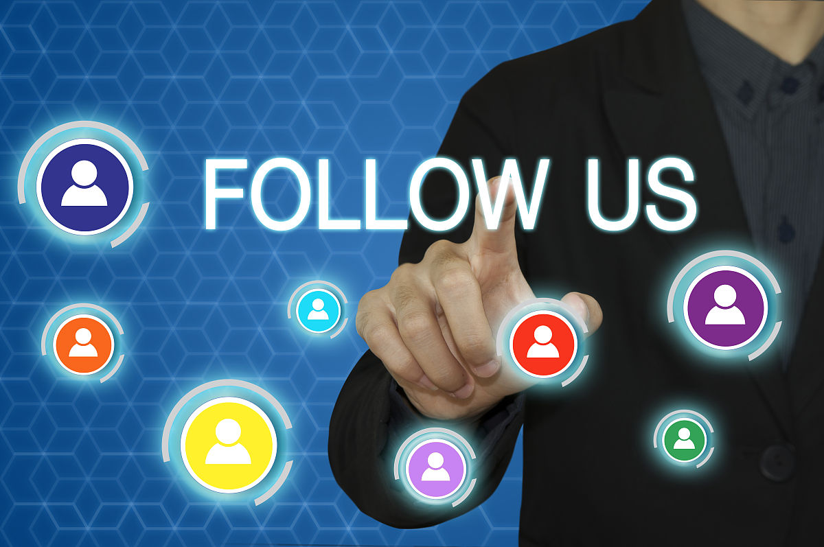 b我 b你是谁brbchatcaict b我是chatcaict。我可以查数字企业信息测算数字经济产业规模讲笑话和陪你聊天哦。brb我 b你是谁brbchatcaict b我不认识但听说是个口碑非常好的帅哥brb我 b小米有两颗糖brbchatcaict b bchatcaict b哈哈小米有两颗糖？这个笑话我听过呢！不过我还是要提醒一下甜食要适量哦不要吃太多对身体不好。有什么其他的话题想聊吗？br吃了一颗还有几颗