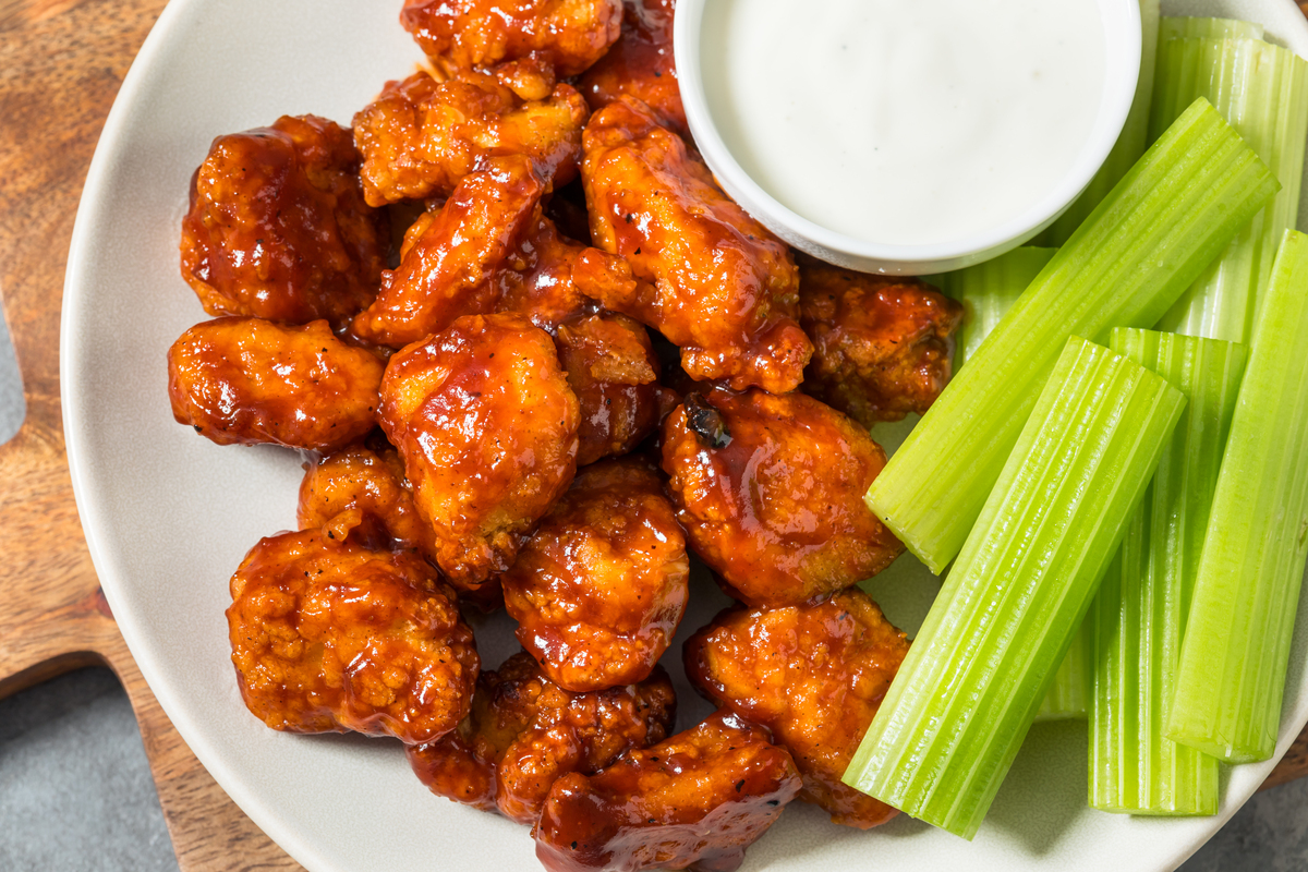 请根据以下模板写一份相似的文案描述更有画面感和诱惑力文字数量大致相同：想吃糖醋里脊不要再去外面买了你就像我这样在家做酸酸甜甜都爱吃首先切好的里脊肉放料酒食用盐胡椒粉用我的手抓匀腌制20分钟入味碗中打入一个公鸡下的蛋一勺淀粉一勺面粉少许长江水用老婆吃饭的勺子搅成面糊状倒在肉上搅拌均匀六成油温下锅炸用我家的漏勺翻动一下炸至金黄酥脆即可捞出锅留底油好吃的关键倒入这包酸甜糖醋汁它还可以用来做糖醋排骨糖醋鱼