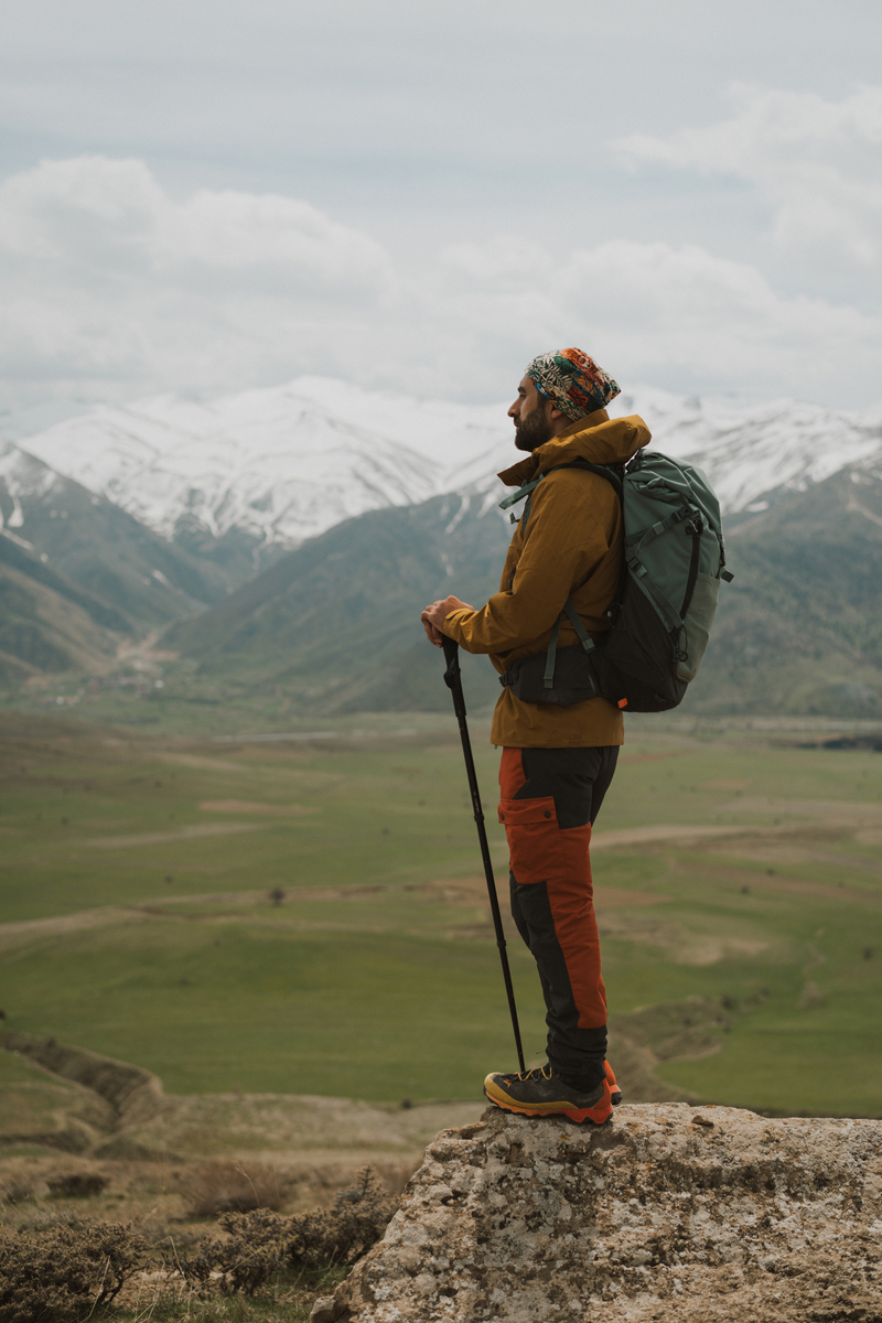 扮演一名户外博主写篇1000字一个没有经验的人想一个人开始徒步旅行需要做那些准备？的文章要有和读者互动语句重新编写个标题