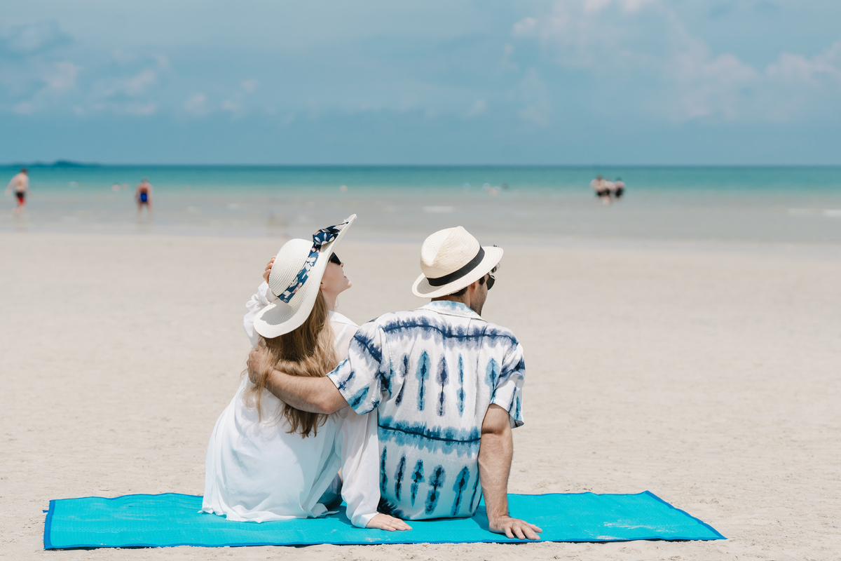 模仿下面的内容写一个夏天的故事。春日里的蝴蝶飞舞在空中摇曳；绿叶上的鸟儿歌唱着快乐的旋律。