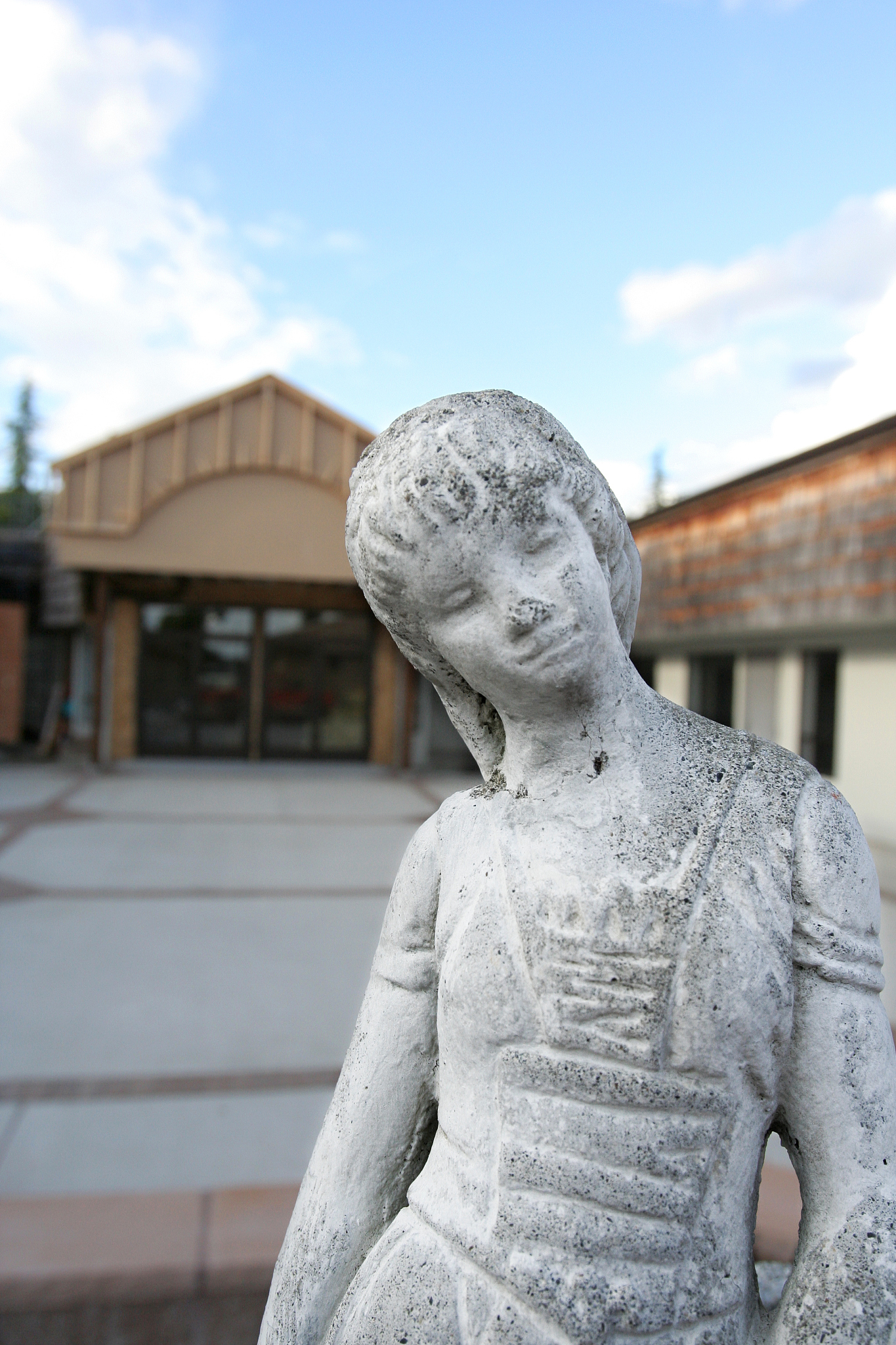statue