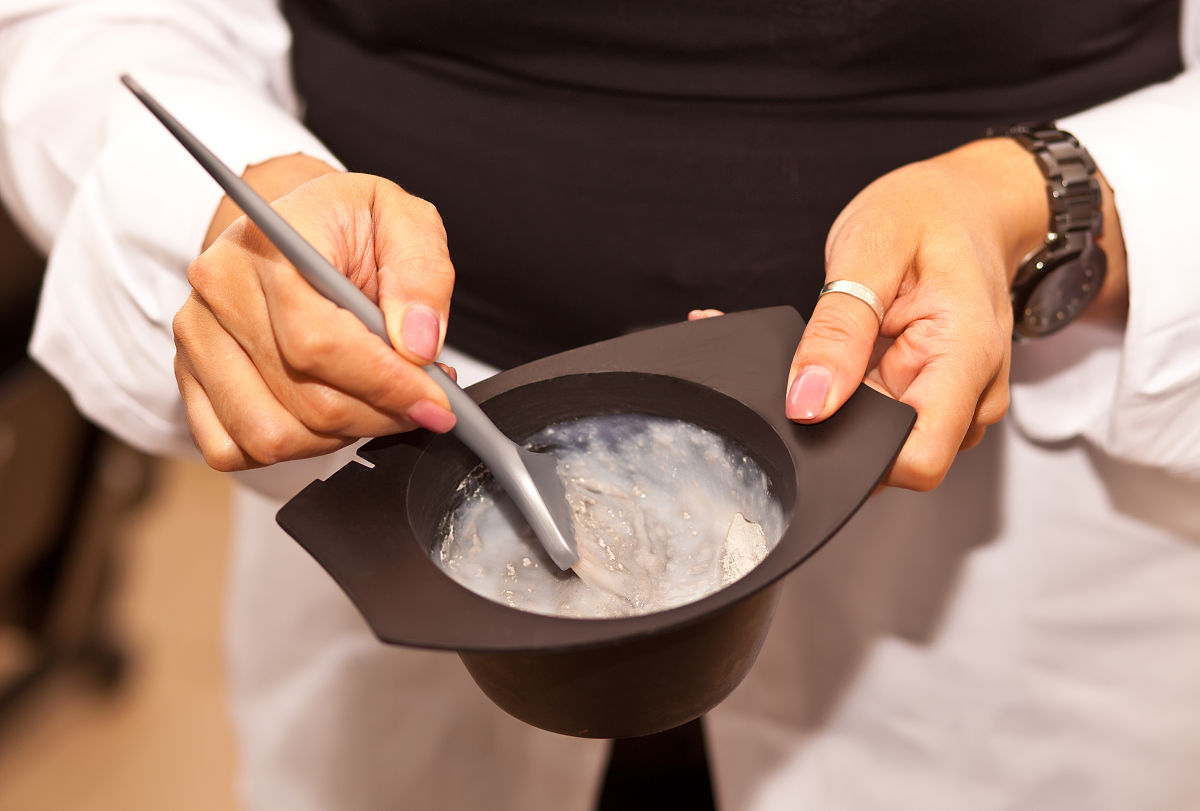 写一篇关于泡泡染发剂的短视频广告文案 要求：突出卖点 前三秒文案要吸引人