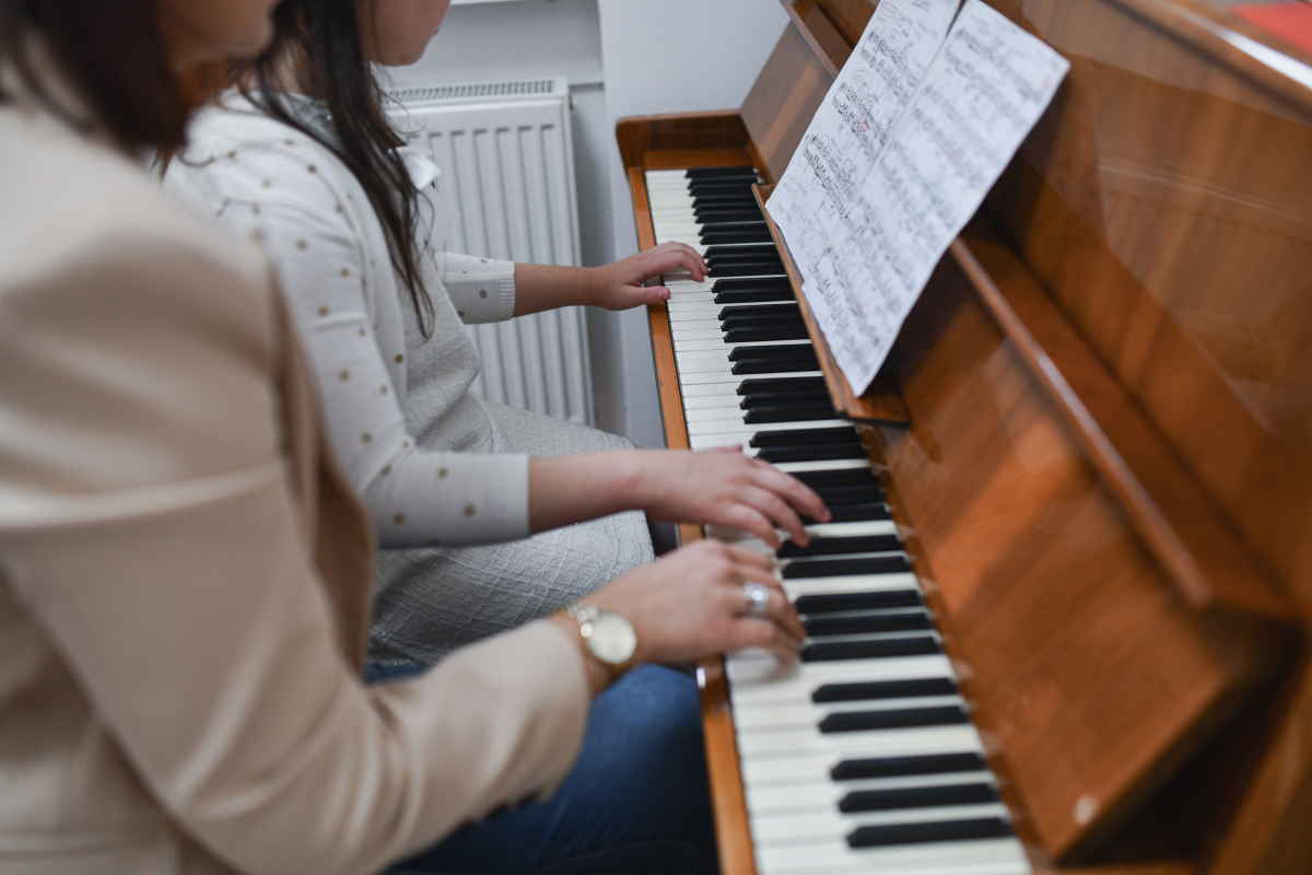 看妹子弹钢琴也是一种欣赏又大又白的钢琴