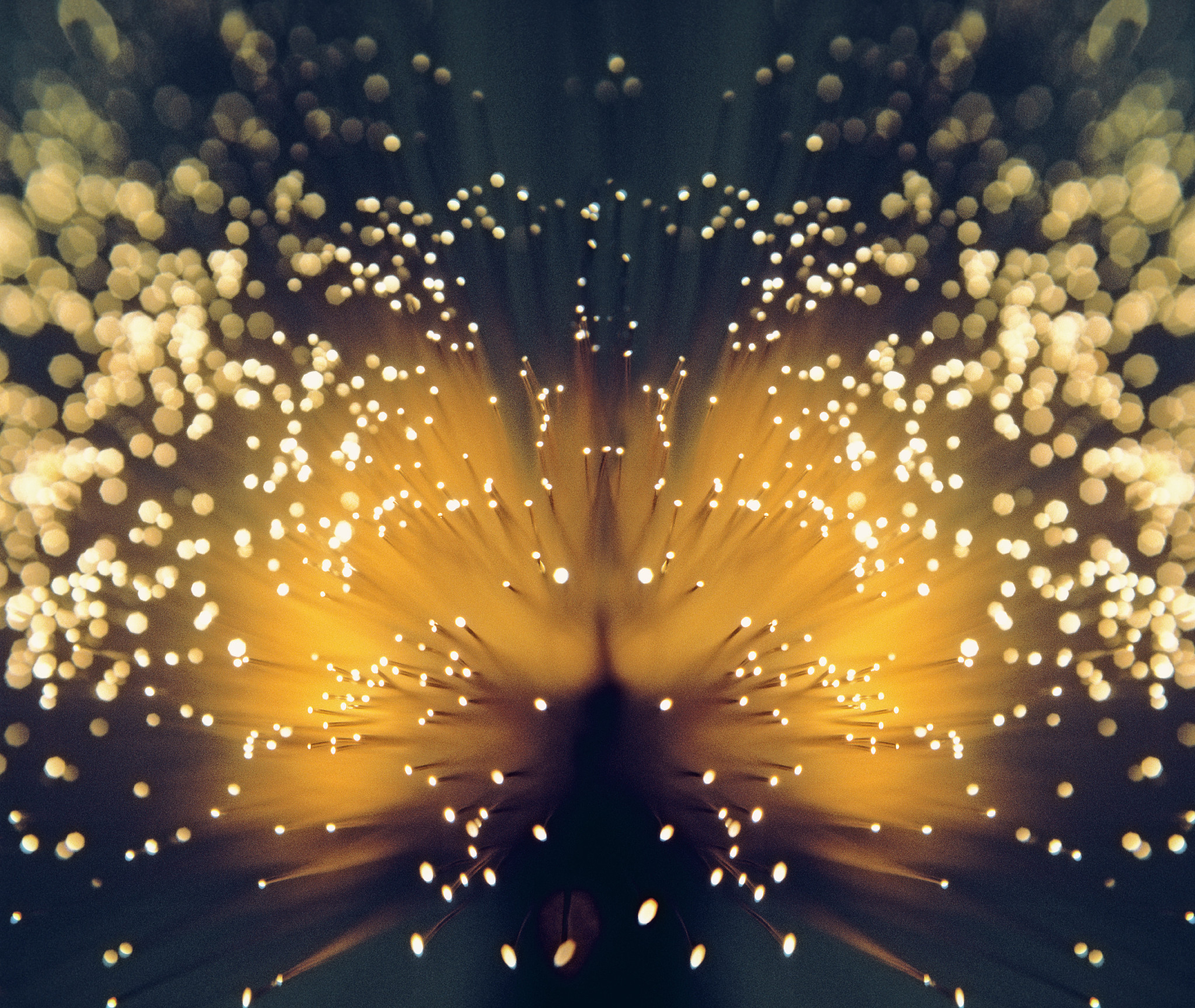 光纤通信技术实验结论：高速传输、大容量、低损耗、抗干扰