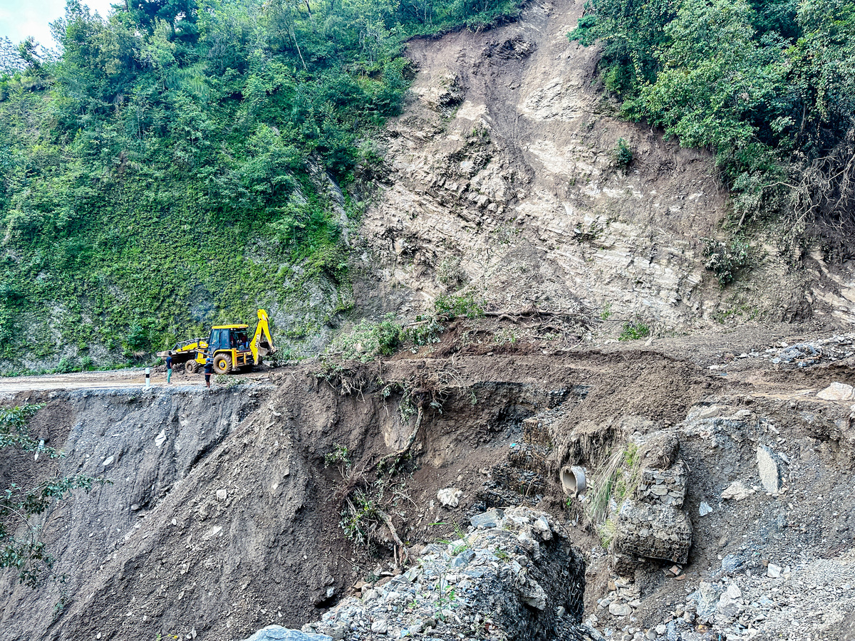 勤劳农妇发现山体滑坡 紧急通知铁路部门避免事故
