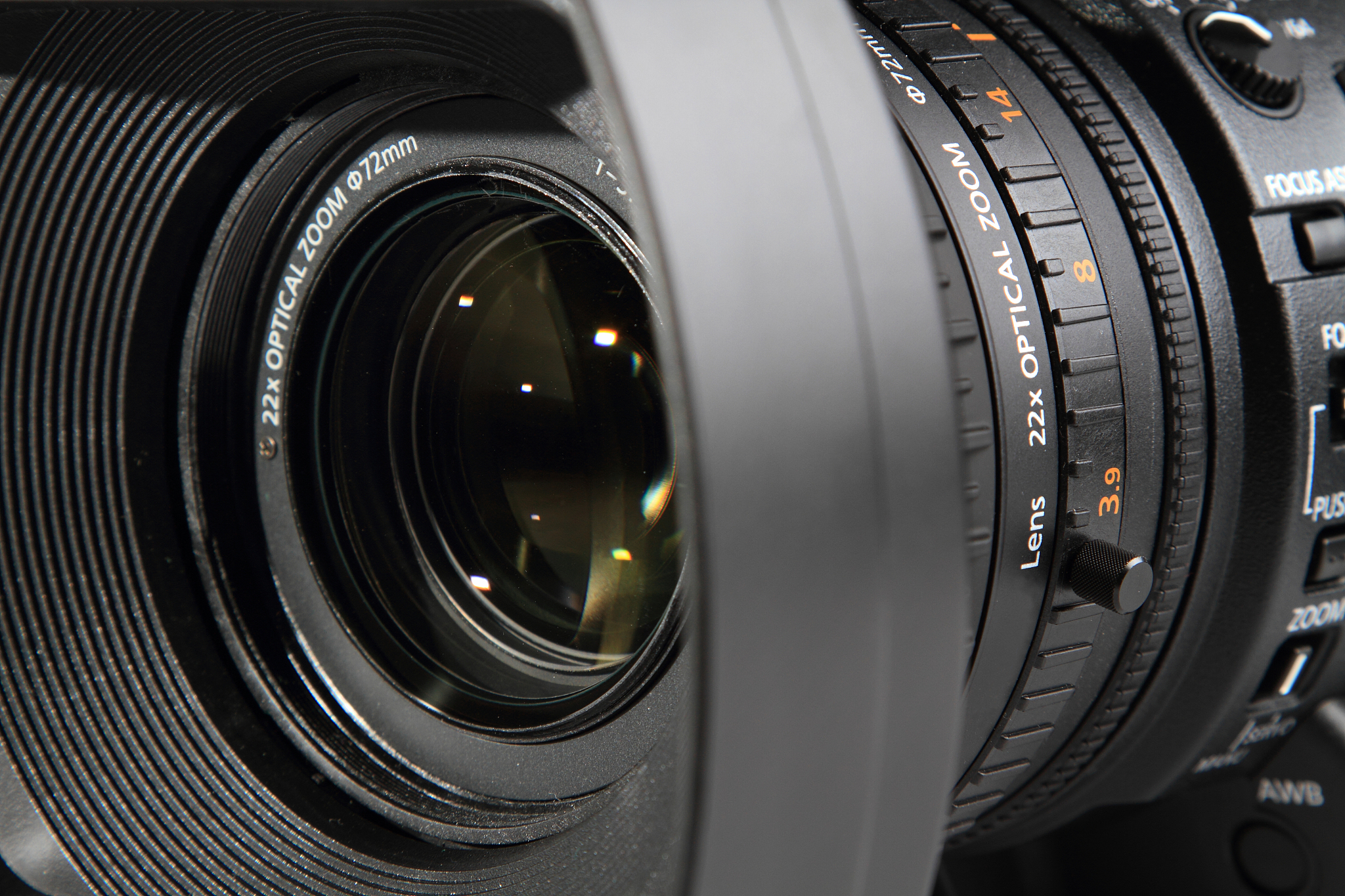 对下面这段话降重线上教学中的课程无论是课件、PPT展示、几何画板、演示和动 画最终都是转成视频格式上传到线上而上传的视频格式不同、大小不同、清晰度不同、声音质量不同这些都影响到学生学习效果。如果能够按照一个统一的视频格式标准把线上课程统一转成标准的清晰度高而体积又不是太大的视频更有利于学生学习保证学习效果。