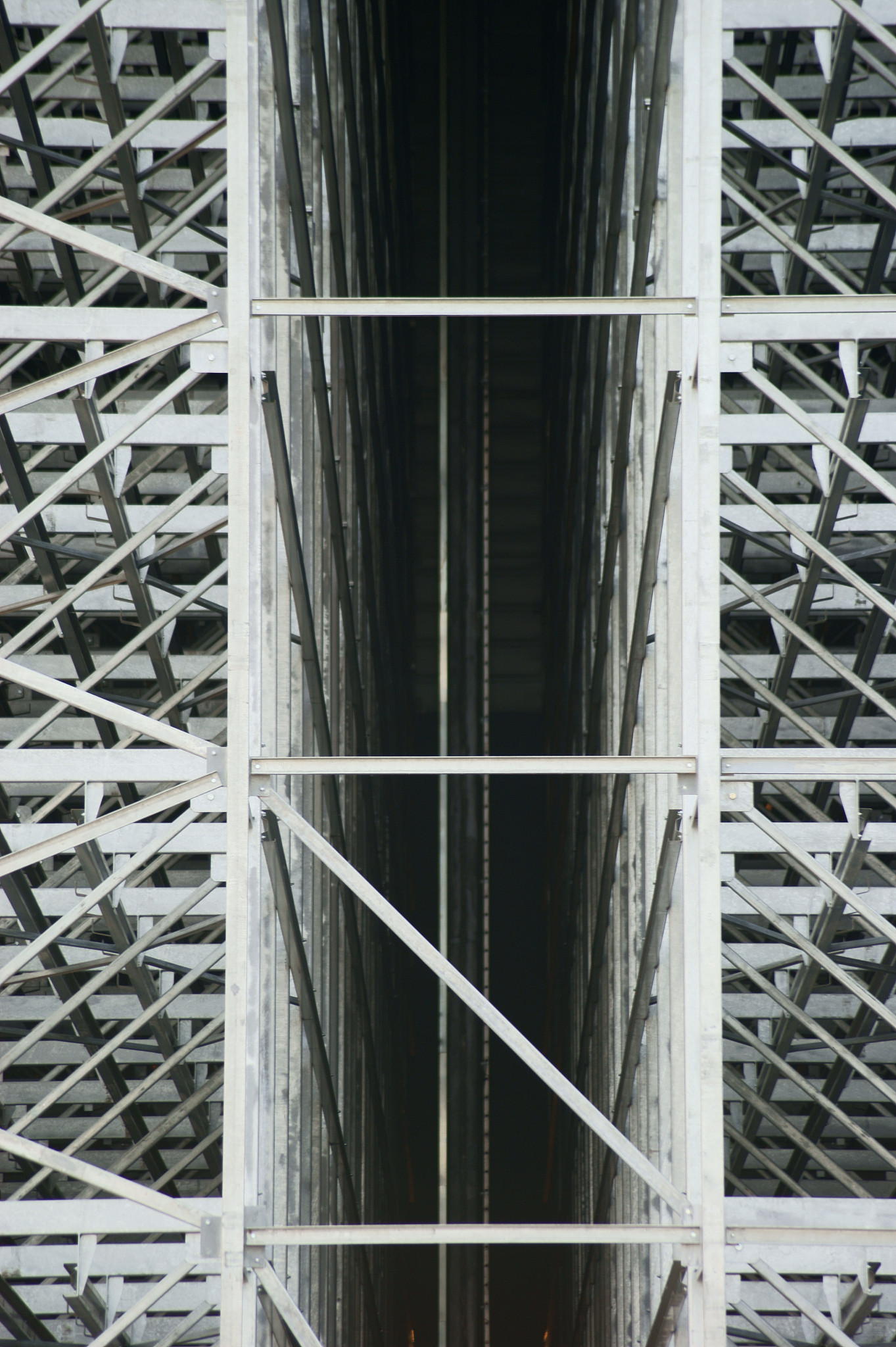 写一篇不少于500词的建造预制金属仓库的常见问题的文章