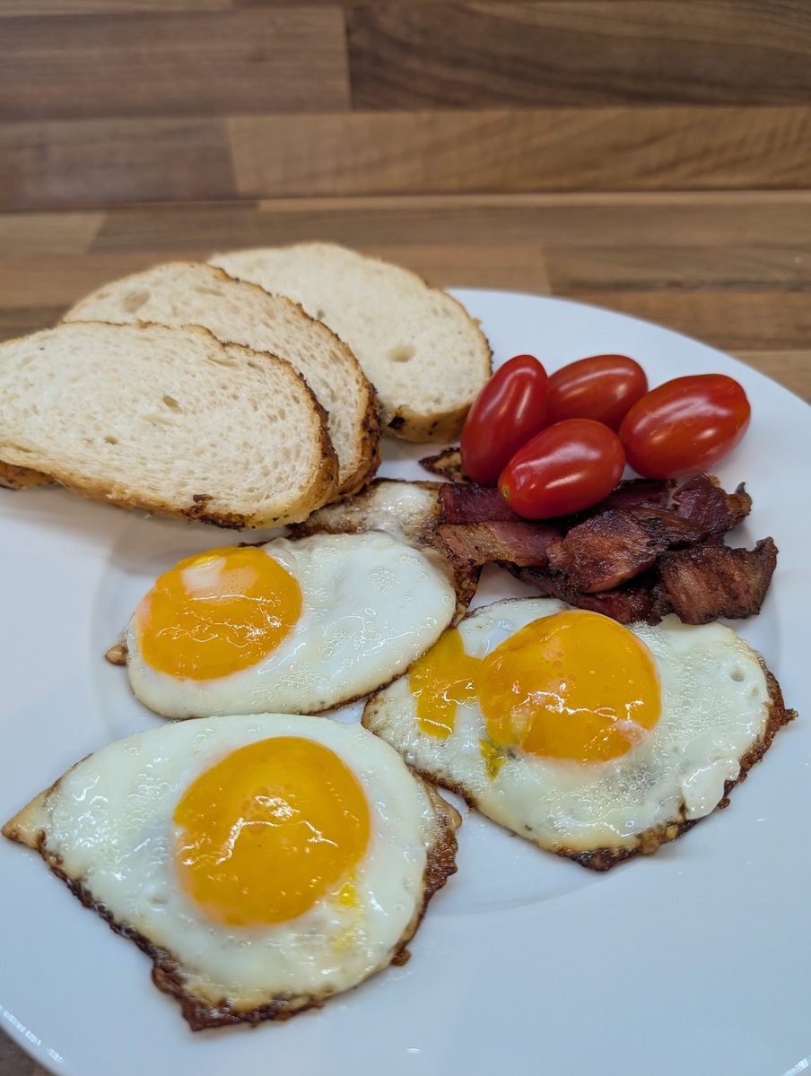 请根据以下模板写一份相似的文案使其更有画面感食欲感更加诱惑力文字数量大致相同：开水里面打几个鸡蛋就能做出孩子上学的营养早餐这个做法99的人都没有见过首先把水烧开然后把火关掉空碗中放少许水打入一个公鸡蛋蛋壳留起来备用贴近水面轻轻的滑入鸡蛋这是鸡蛋不散花的关键一个小红心对您来说只是举手之劳对我而言却是开心一整天的事今天这个视频就辛苦您点个免费的小红心吧非常的感谢大家不用开火先扣盖焖两分钟。碗中加盐鸡精