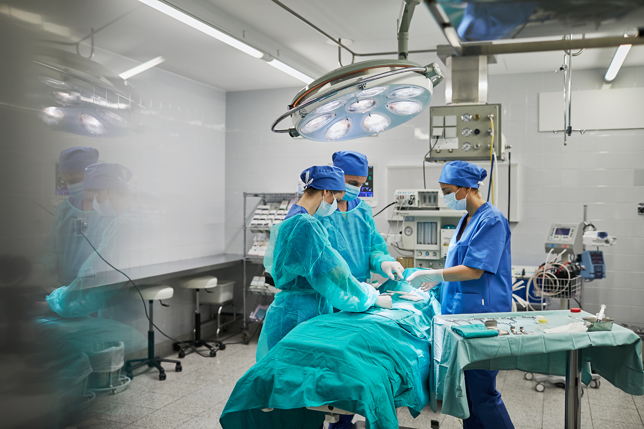 描写一段关于心脏搭桥手术的紧张描写