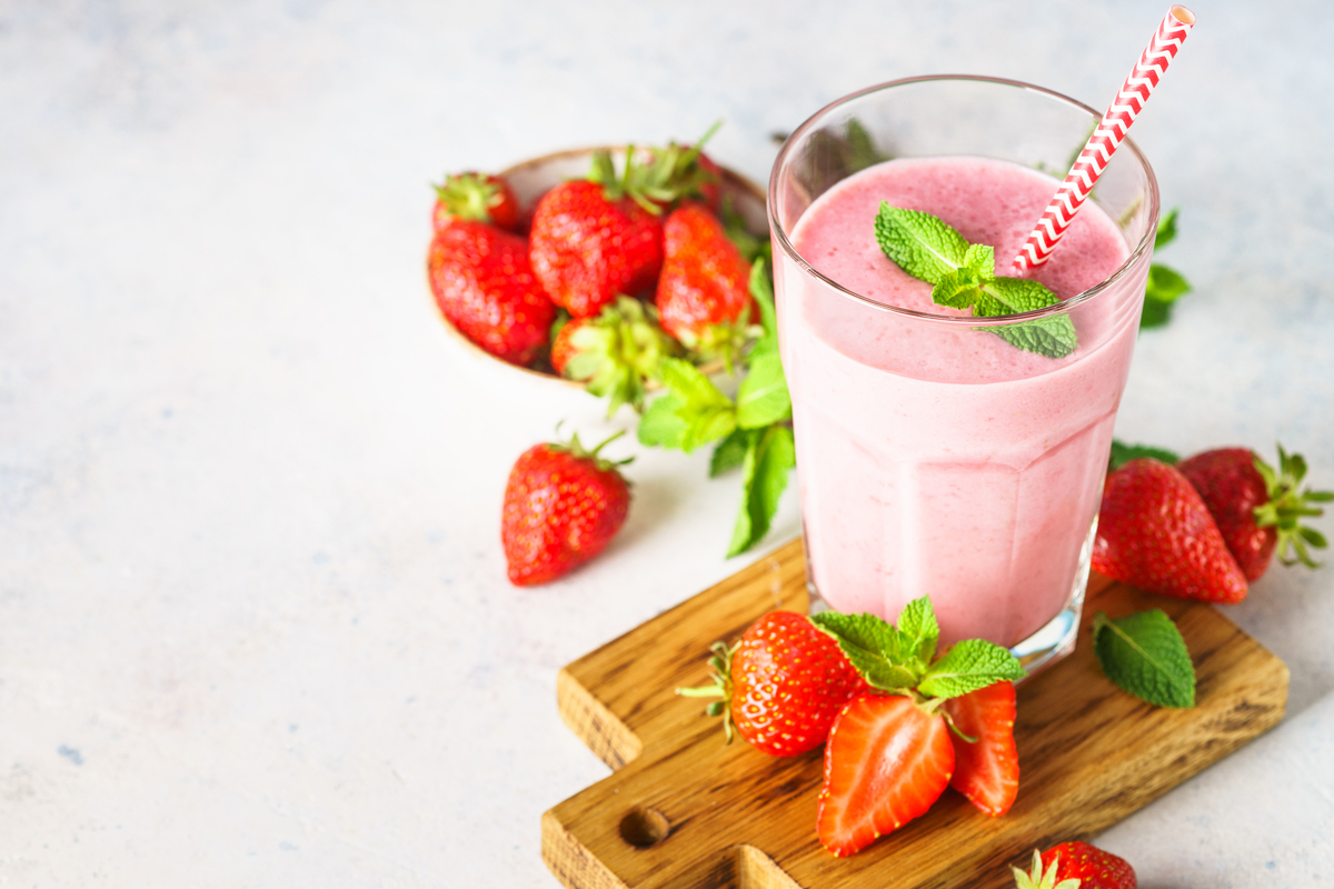 草莓奶昔的做法_【春日饮品】草莓奶昔