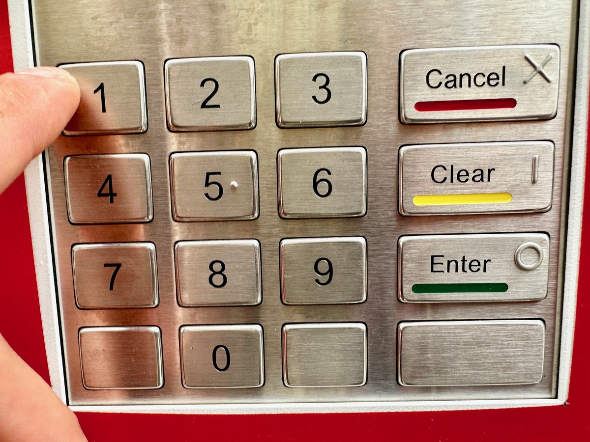 编写C++代码：使用 switch-case 编写一段程序实现简易计算器用户输入两个数和一个字符字符+-分别对应加减乘除和求余运算并输出运算结果。