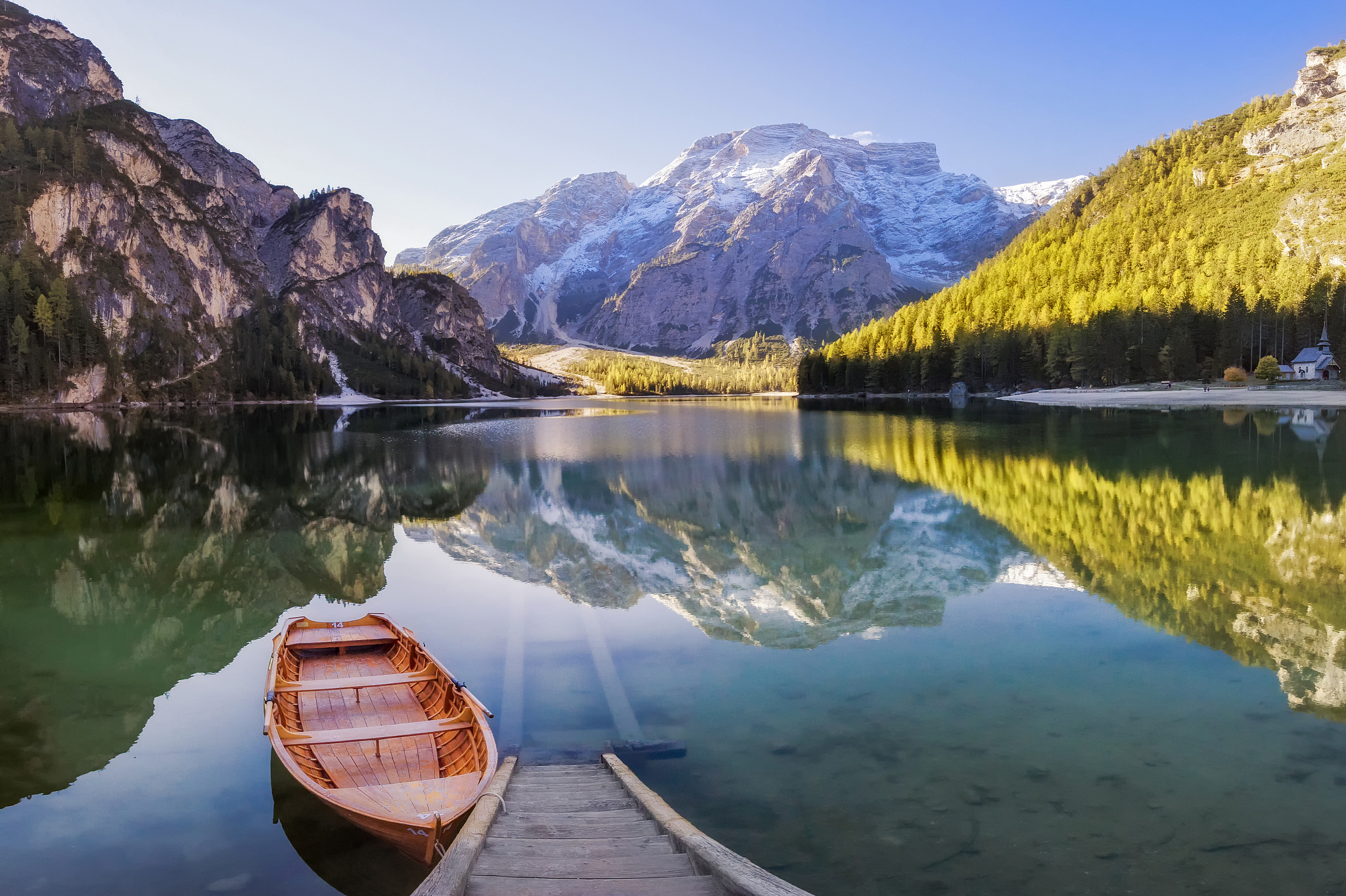 lago di braies oder pragser wildsee in italian alps