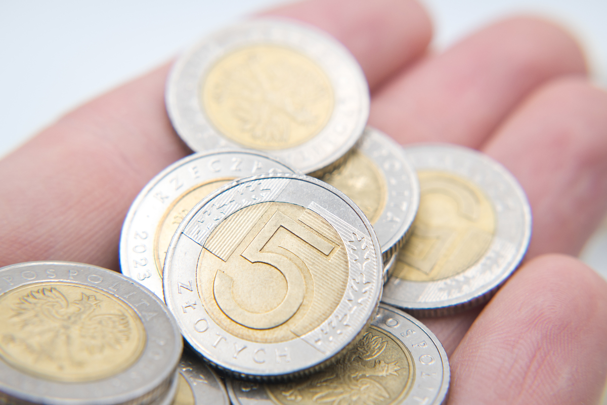 Fiat-backed stablecoinsCrypto-backed stablecoinsAlgo-StablecoinsCommodity-backed stablecoinsCan you provide an example for each of the four types of stablecoins regarding how they maintain their value