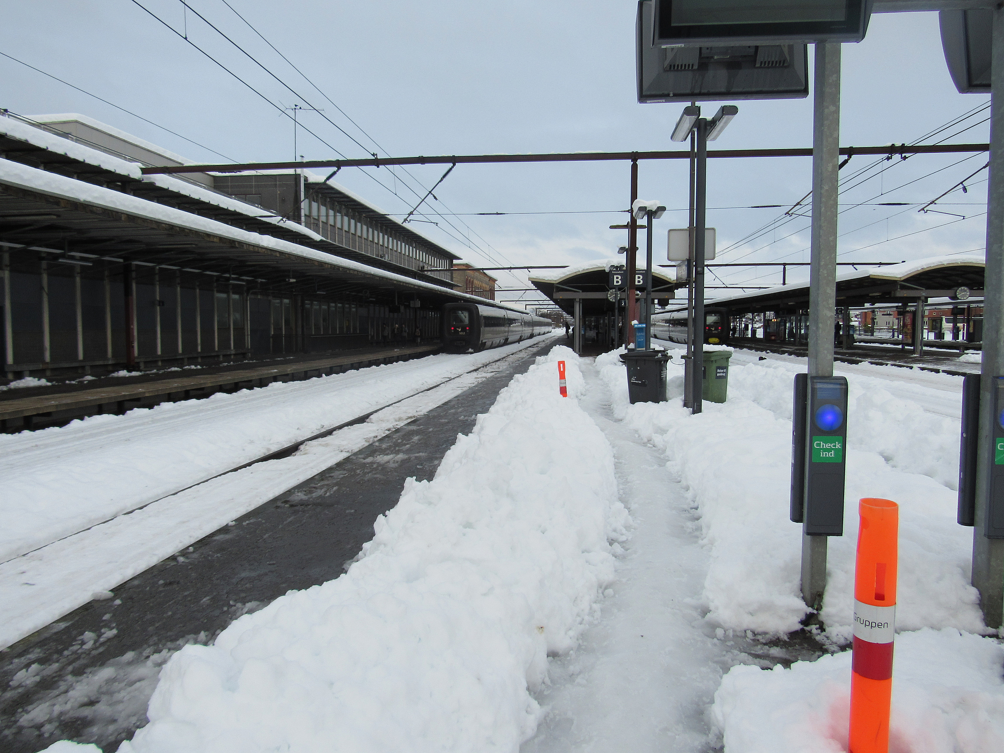 翻译：高速列车在高寒地区运行时在经历雨雪天气后转向架表面会出现冰雪堆积的情况使得列车悬挂元件和制动装置的动态性能发生变化从而影响行车安全性。冰雪堆积形成原因为列车经过积雪路面或降雪环境在列车风的作用下雪粒跟随气流进入转向架区域由于转向架区域存在大量低速区和涡旋区导致雪粒无法排出且雪粒具备粘性容易在转向架表面黏附形成积雪。在转向架发热部件的作用下如电机和齿轮箱雪粒将融化为液态水不仅增加了对雪粒的捕获
