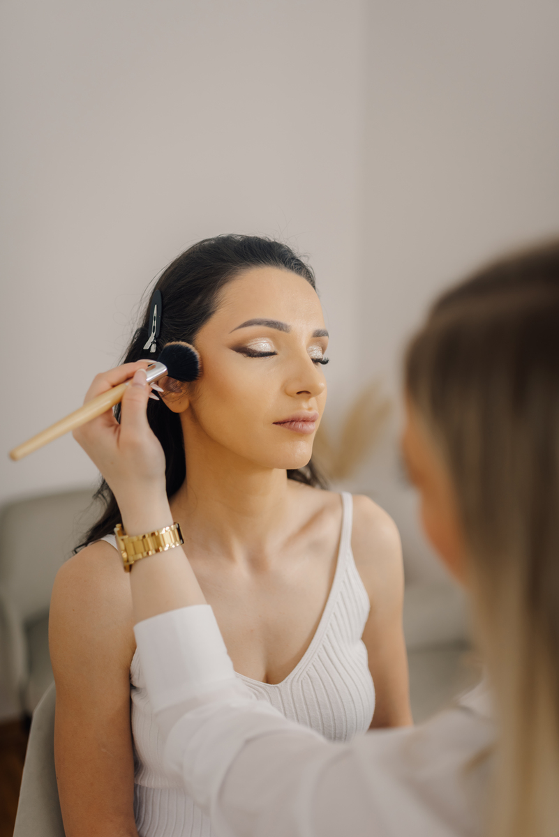 化妆师有前途吗？深度解析化妆行业发展前景