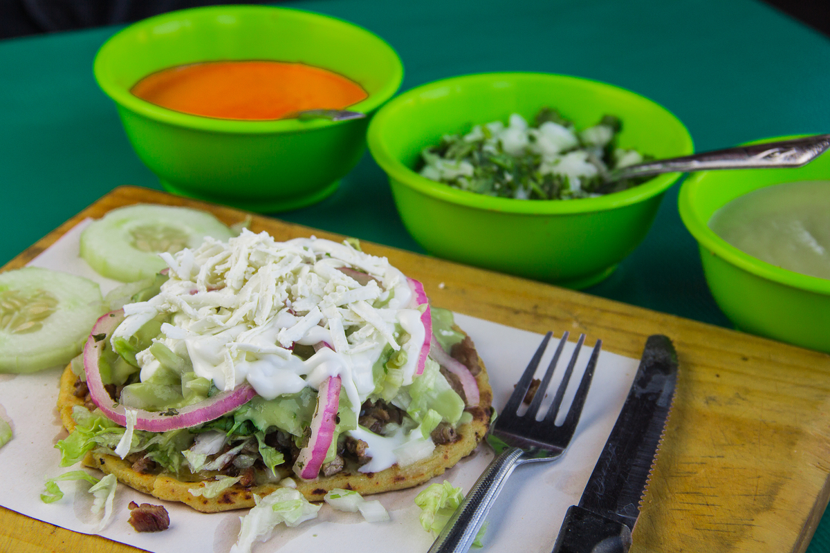 请根据以下模板写一份相似的文案使其更有画面感更加诱惑力文字数量大致相同我媳妇的晚餐换成了这个好吃又美味的低卡捞汁真的太赞了我相信这一份美味能吃上整个夏天准备一个饭盒放入你媳妇爱吃的黄瓜条金针菇虾仁和鸡蛋作为蛋白质蔬菜有胡萝卜和小番茄66粒玉米还有你喜欢的配菜碗里先倒半碗水灵魂就是这个泰式酸辣汁其他调料都不需要放了这一口清爽脆口的低卡捞汁让你再也不用担心吃水煮菜难吃的问题了！