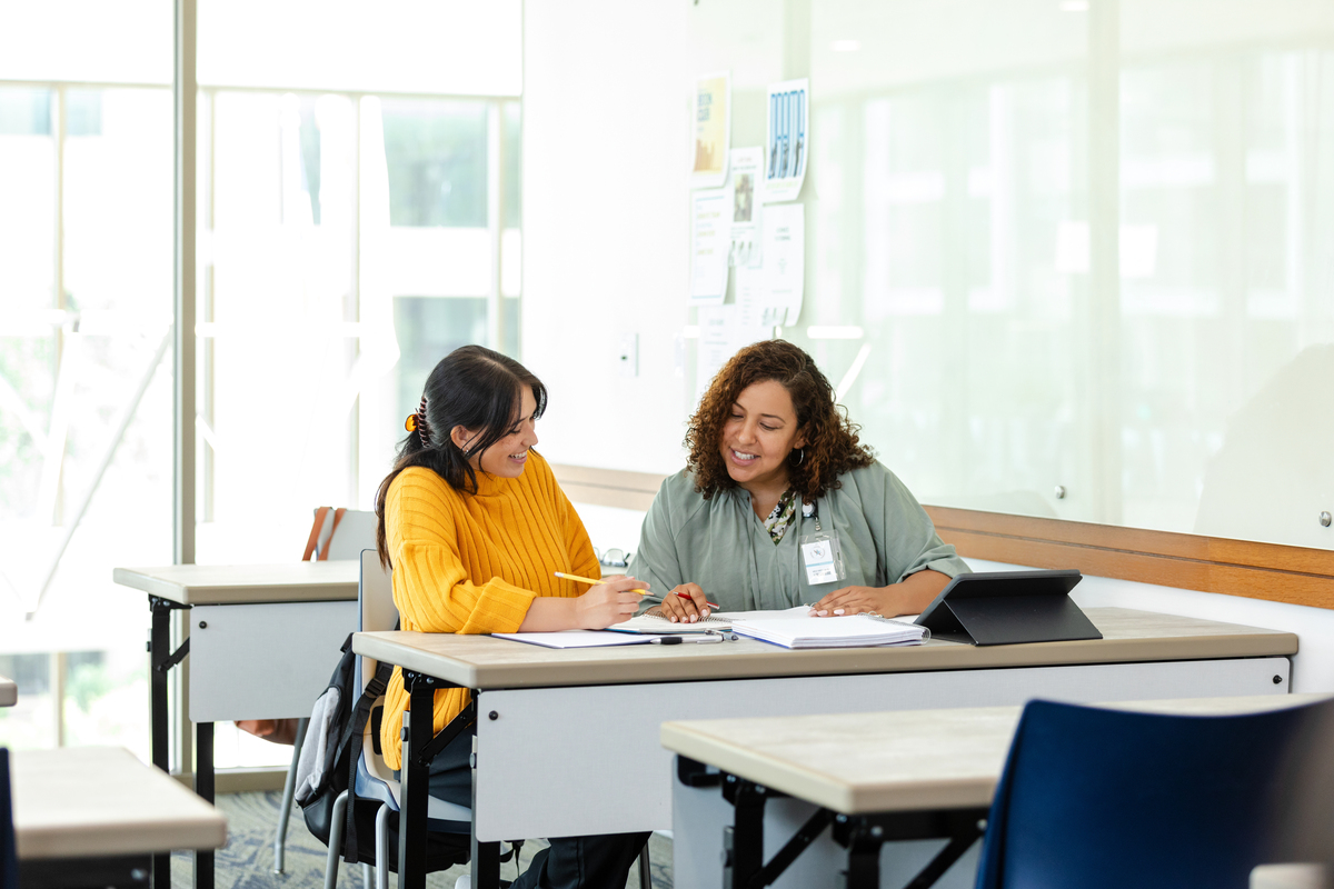 看着闹哄哄的教室老师的神态