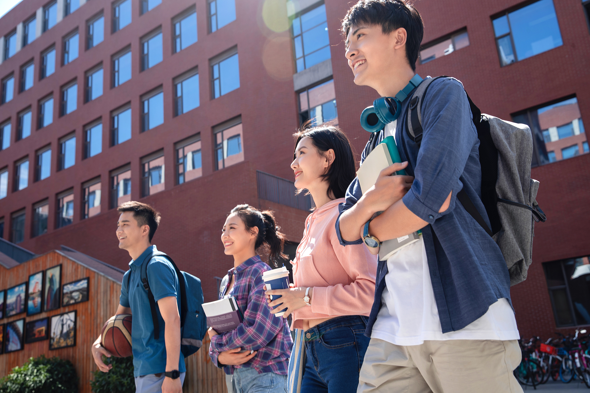 大学生情侣在校园里