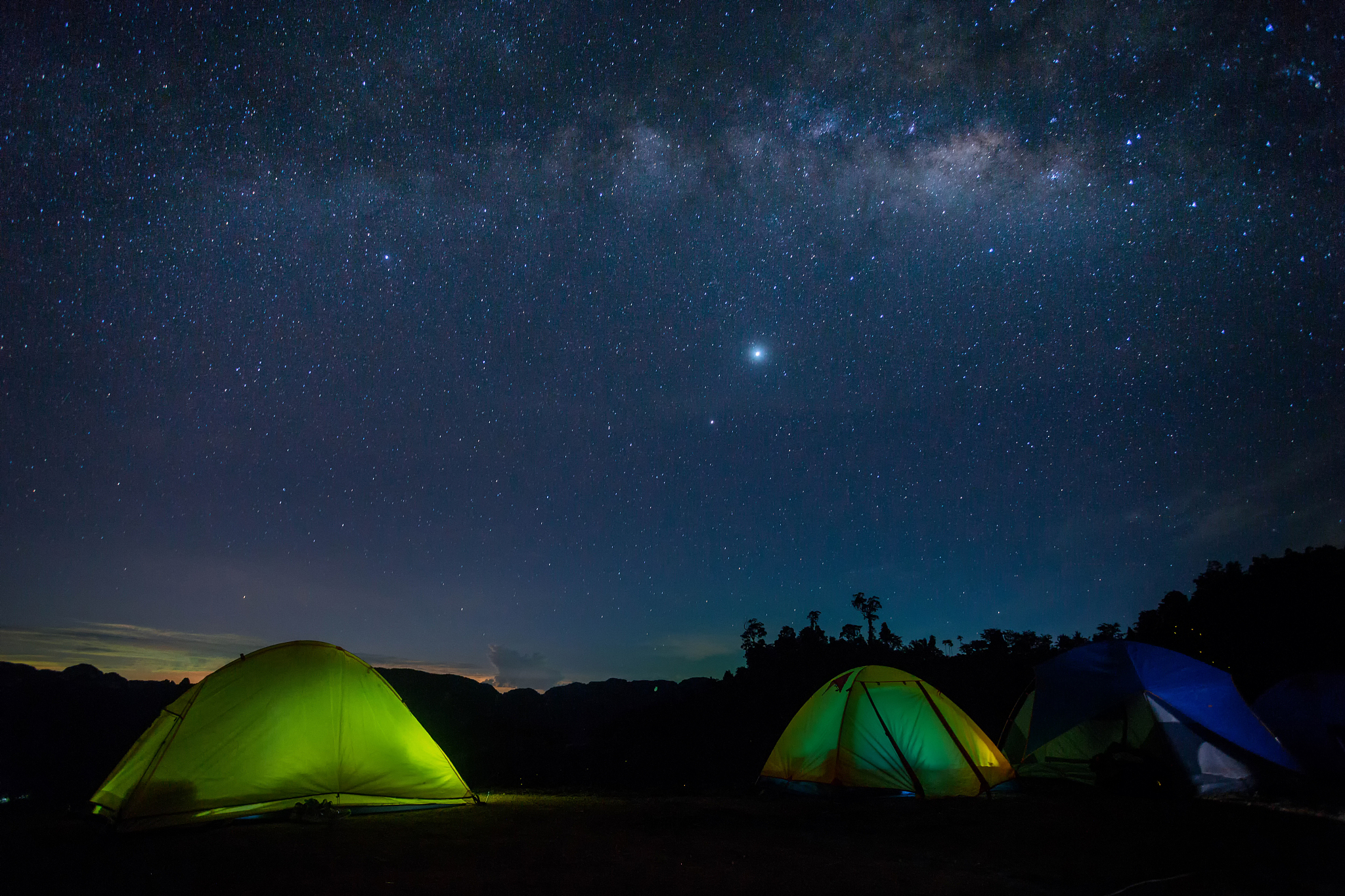 星空奇观：露营观星指南，探索夜间景观的奇妙体验