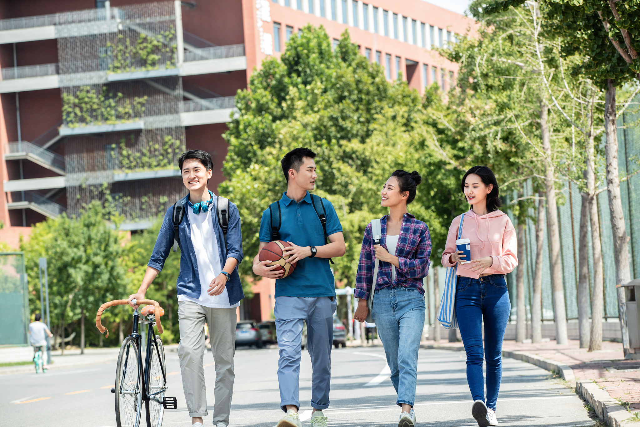 快乐的大学生在校园里步行
