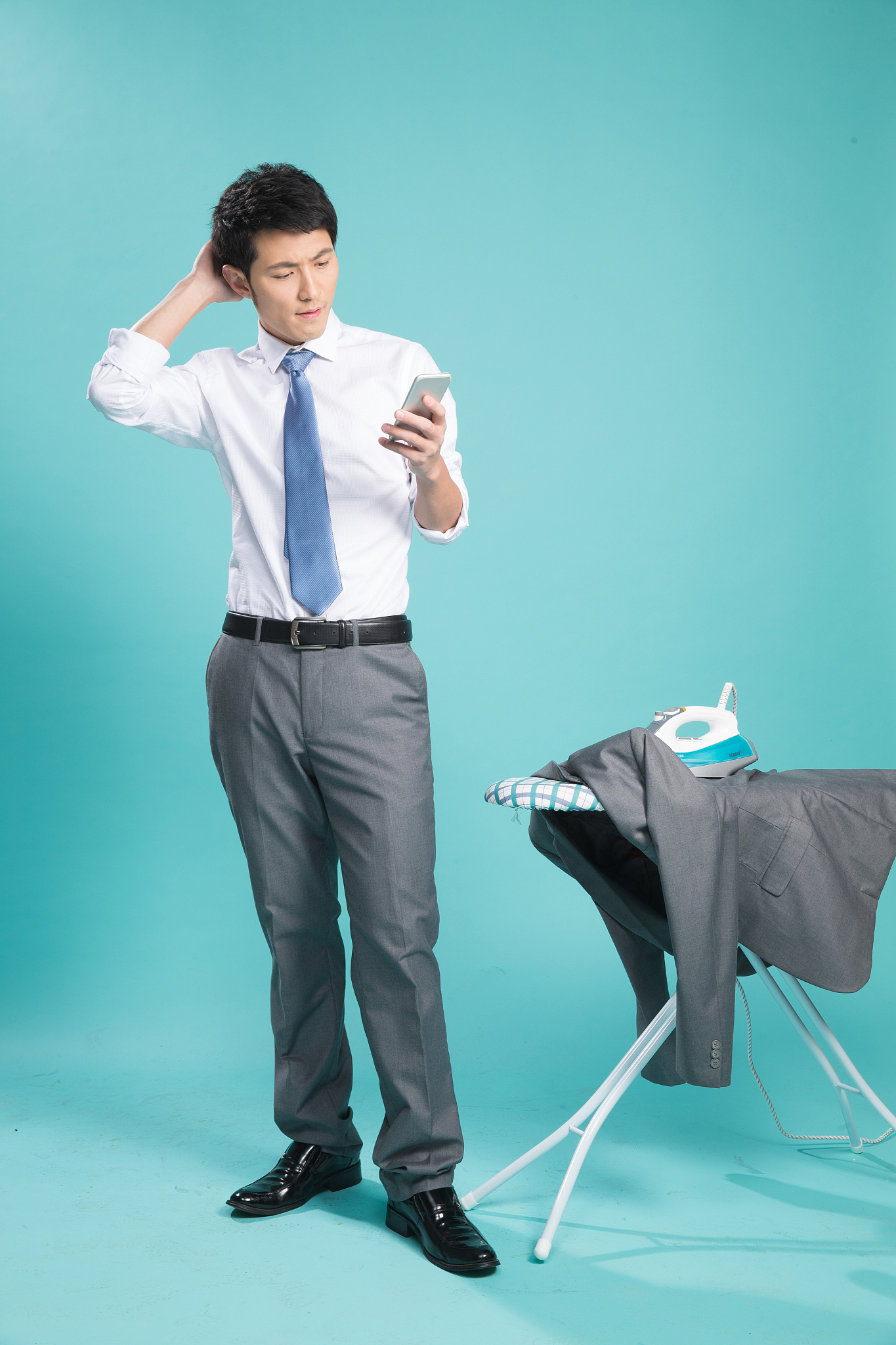 青年男人做家务