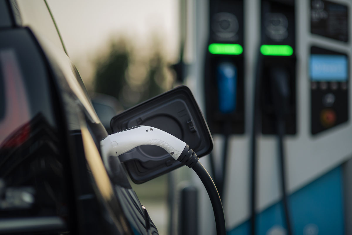 电动汽车在充电过程中遭受的欺骗攻击主要是怎么样的？