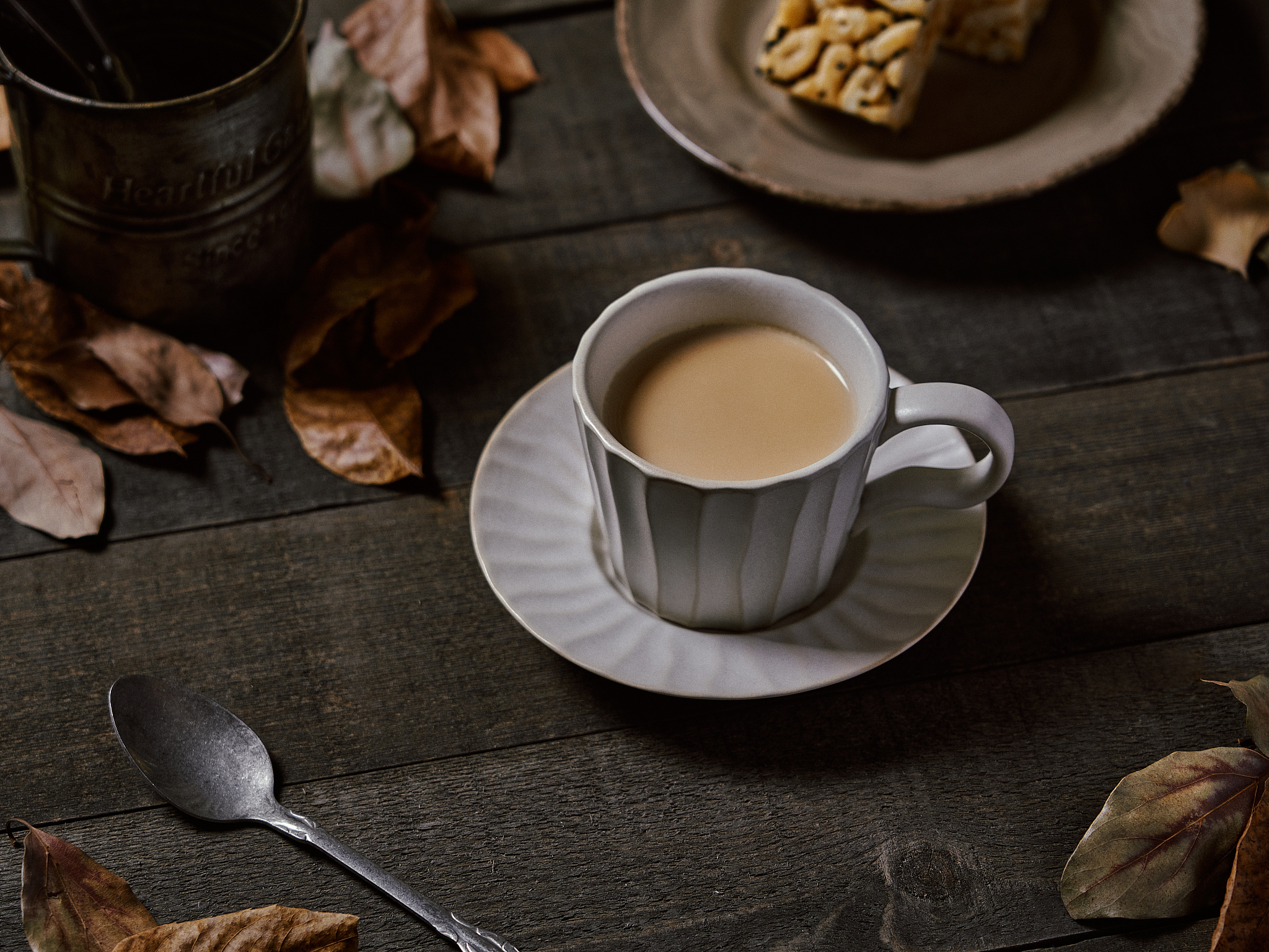 没有秋天的第一杯奶茶有的只是第一个模型以上内容帮我润色一下 要押韵一点