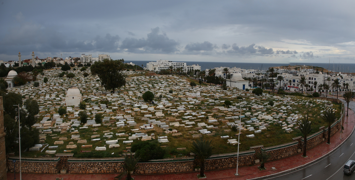 please translate the following words to Chinese Aerial view of the Kolla indigenous community of Santuario de Tres Pozos in the northern province of + Jujuy Argentina near the Salinas Grandes salt f