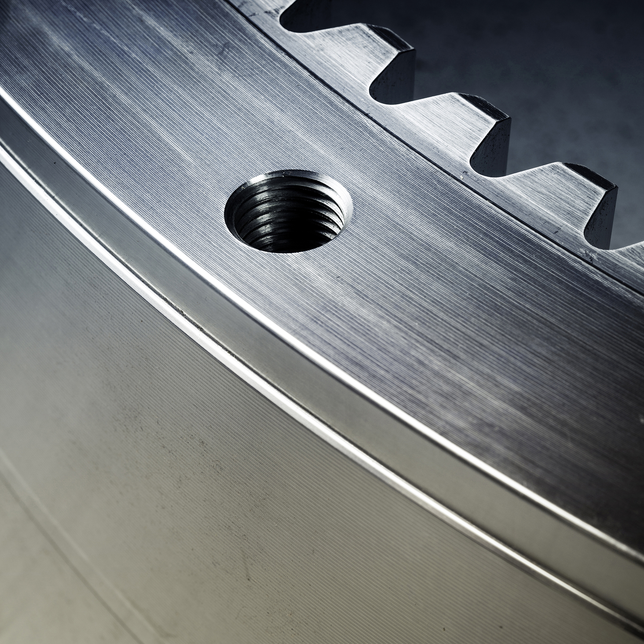 随着现代科学技术的发展以及精密加工领域市场需求的提升机械制造业正顺着时代的趋势朝着系统化、现代化和智能化的方向高速发展。工业界对齿轮工件的制造工艺有了越来越的要求保证齿轮工件的低缺陷率已经成为保障机械及电子产品承载能力和工作性能的重要手段。但是齿轮工件的表面会由于人工操作不规范或装备磨损等原因产生各种各样的缺陷。这些缺陷首先会降低齿轮的美观其次会对齿轮所配套工件的性能产生负面的作用。为了避免用户产