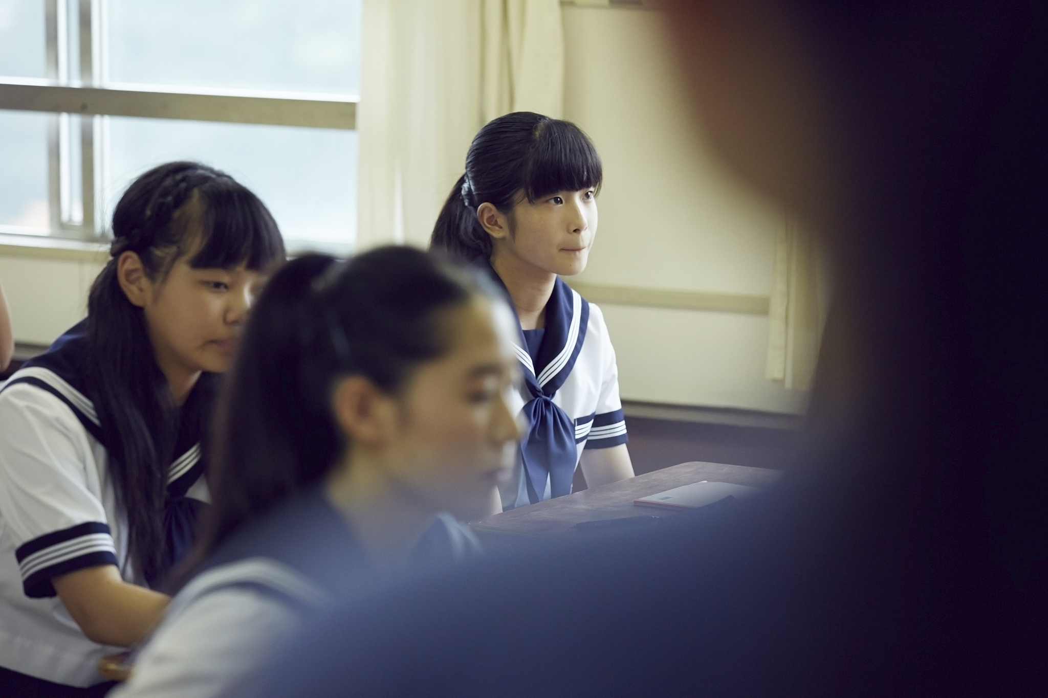 用中文刻画一段凄惨唯美的校园故事电影绘本。背景在中国大学校园内