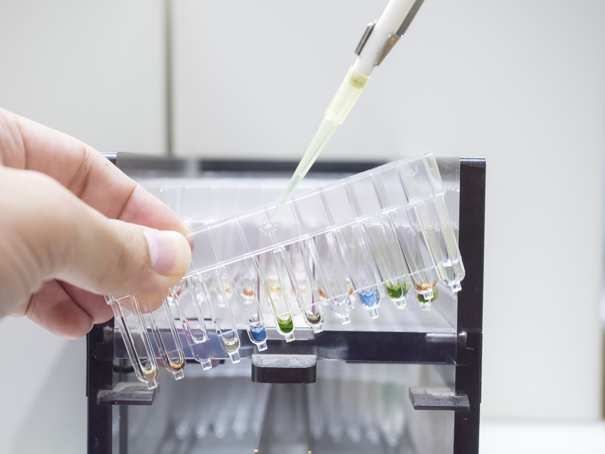 手术创面封闭生物胶：医疗器械还是药品？