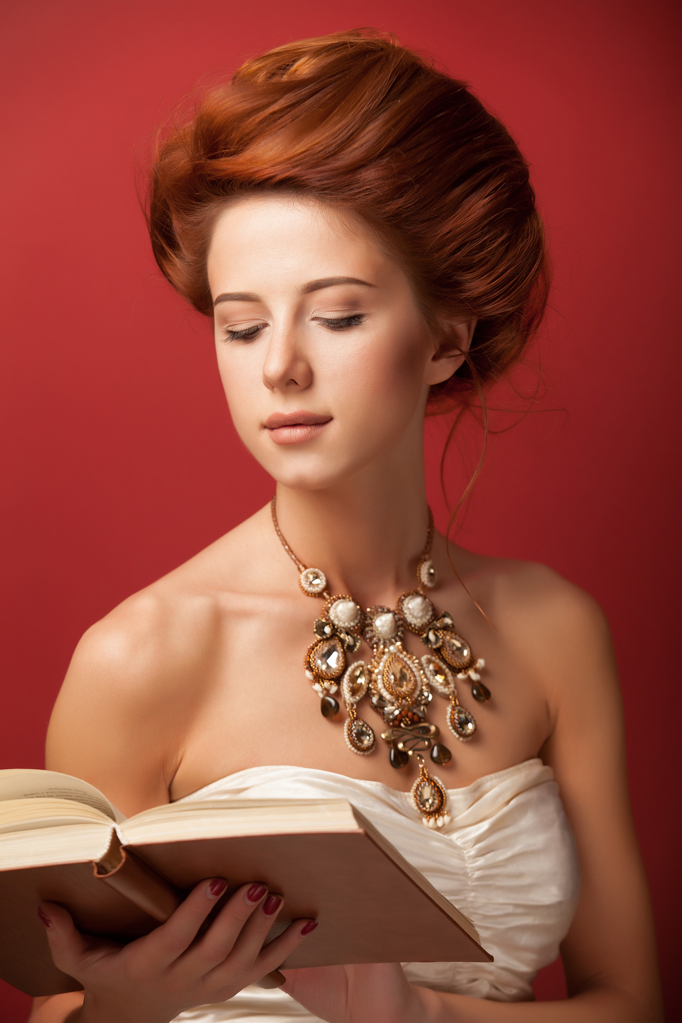 edwardian women with necklace and book