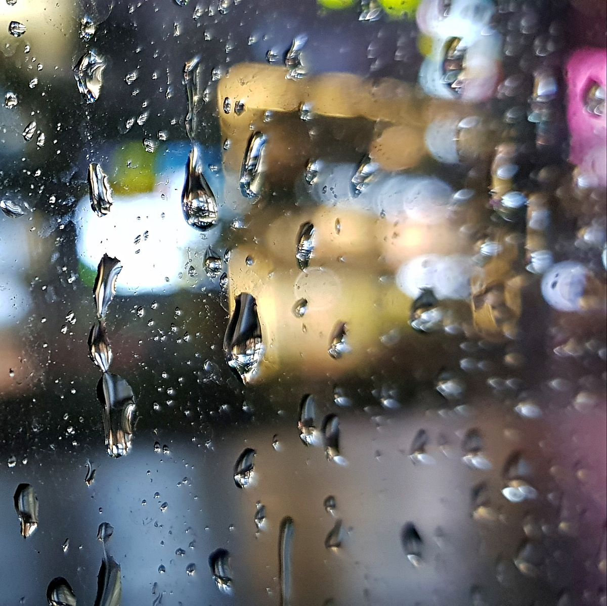 雨点敲窗：描绘雨景的诗意与力量