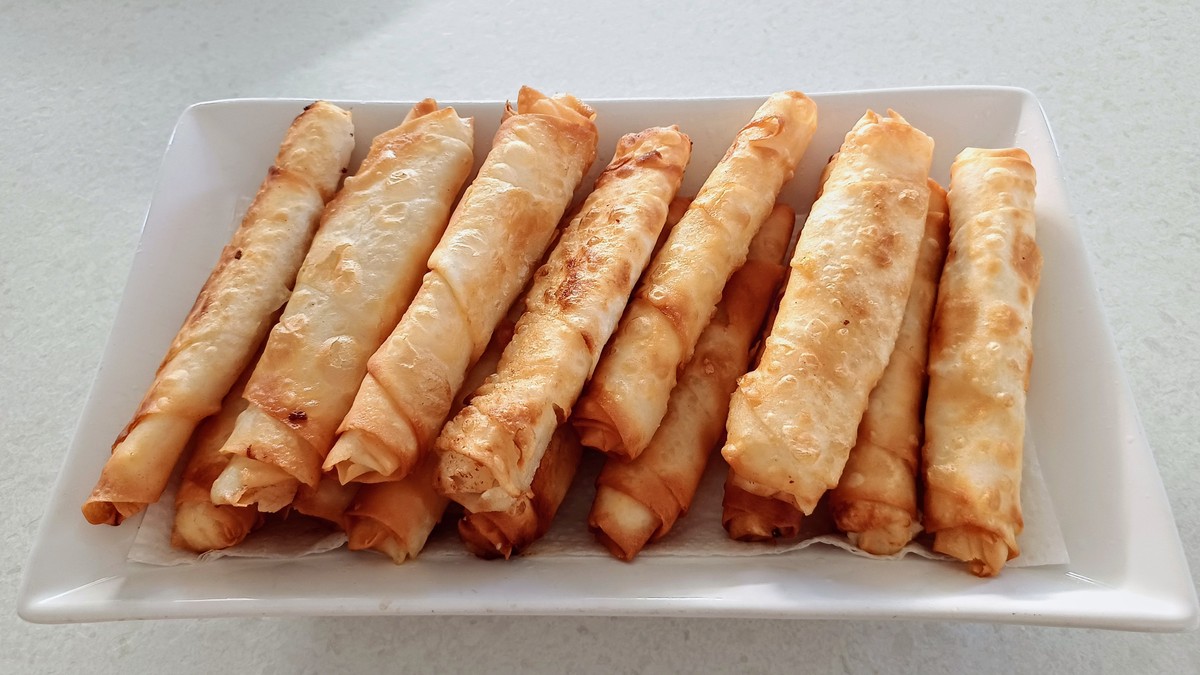 炸春卷：节日美食，象征团圆与好运