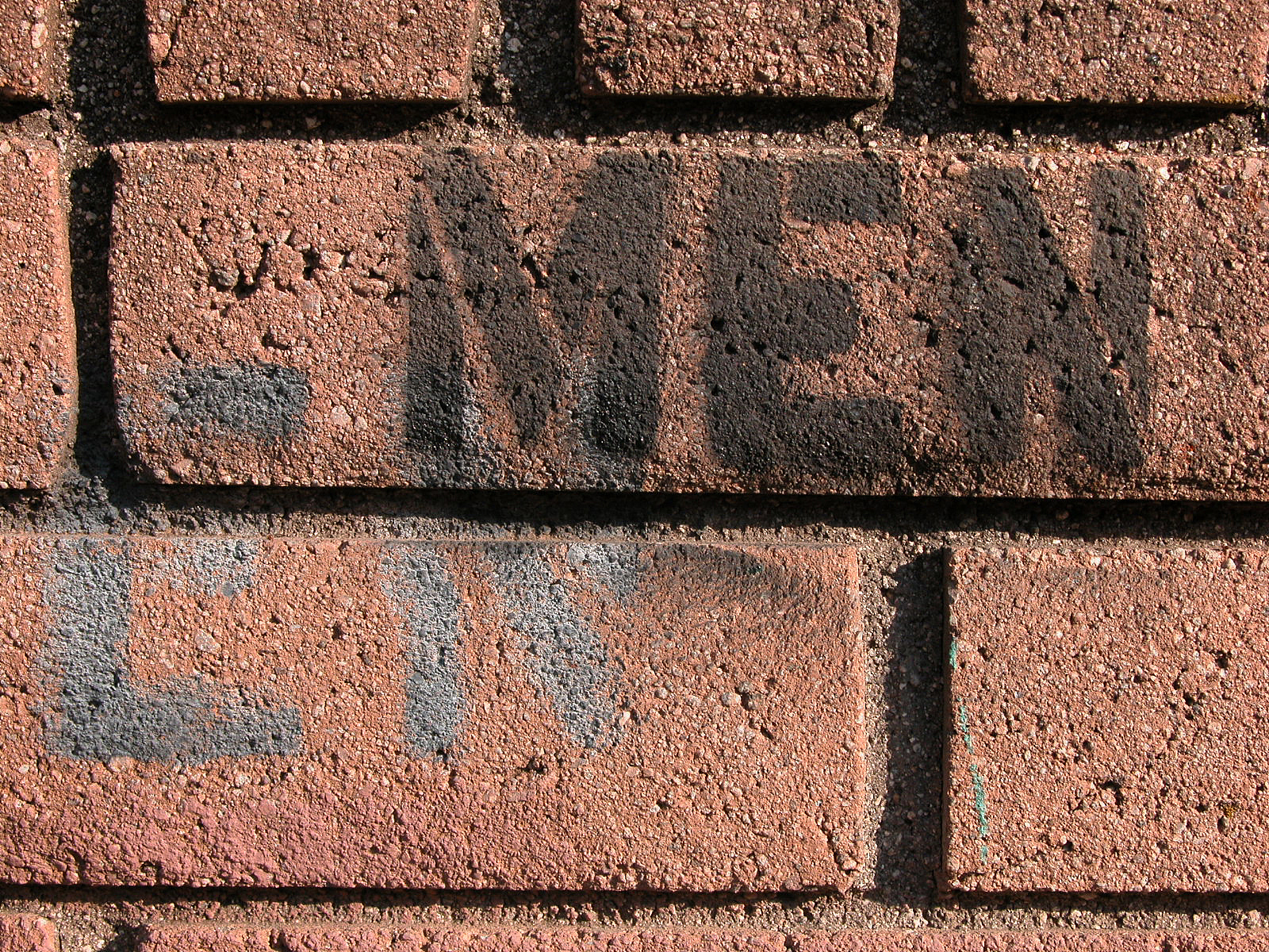 <strong>男人</strong>,标志,英文字母m,水平画幅,墙,砖墙,性主题,英文字母n,标签,户外