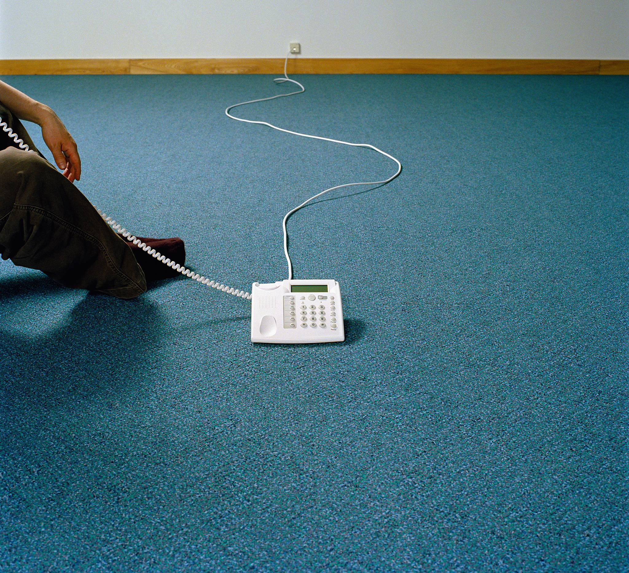 人在触碰大理石时可能会感觉到电击的原因是静电。静电是指由于物体之间的摩擦或分离而产生的电荷。当人体接触大理石时由于大理石表面的电荷与人体表面的电荷不同电荷会在两者之间产生电流从而产生静电。当人体带有静电时如果接触到具有较高电导率的物体如水或金属电荷就会通过物体释放导致电击感。因此在接触大理石时人们可能会感到电击感。