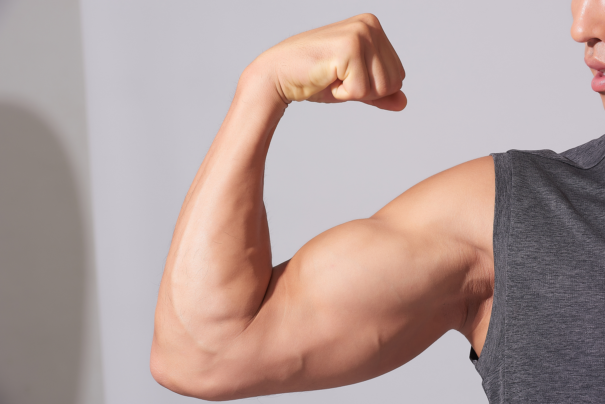 你能像一个老练的写手一样描写一个健壮的年轻人吗？