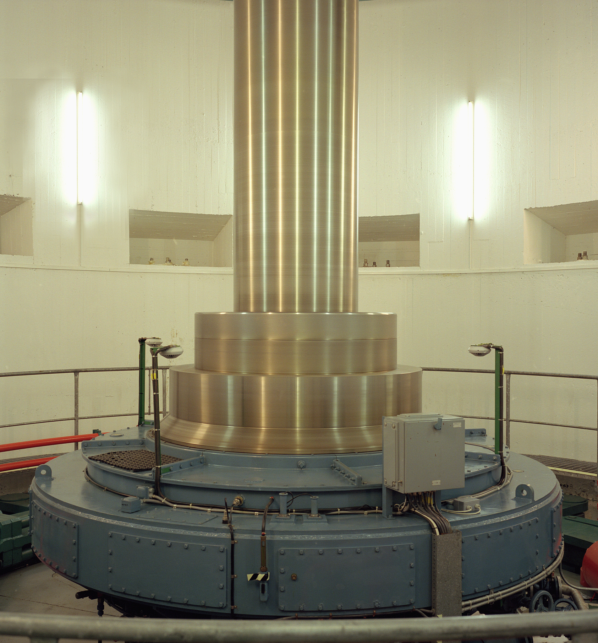 加速器：原理、类型及应用 | 科学研究与医学治疗的利器