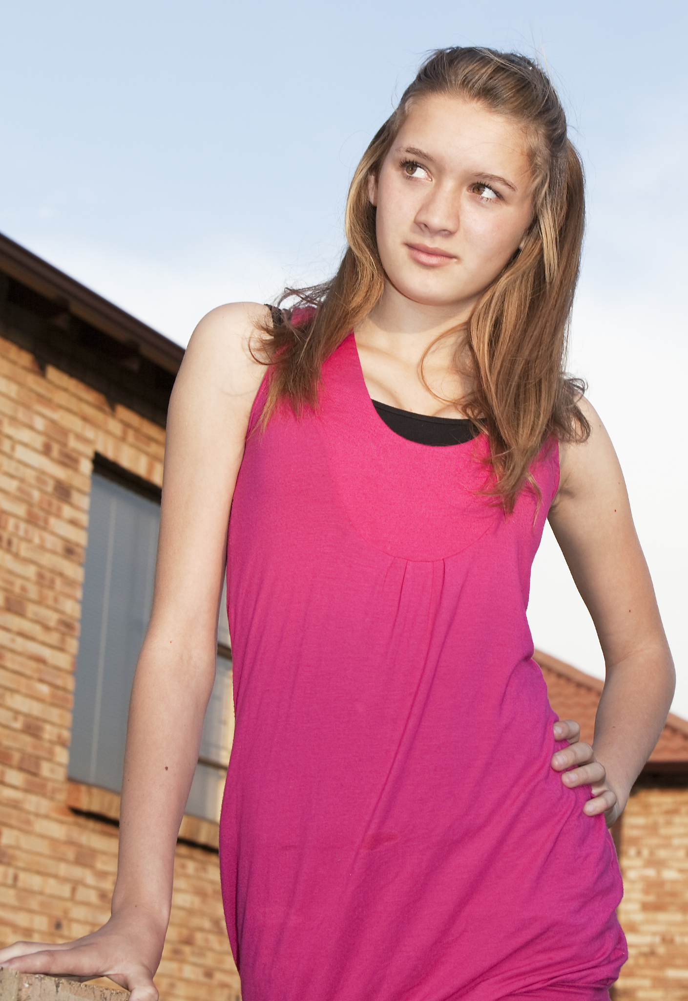 少年マンガにおける主人公ヒーロー像の変遷において、70年代に大きく変化したものとはなんでしょうか。当てはまるものを選択してください。1 分ドジでおっちょこちょいなアンチ・ヒーローが大きな人気を博すようになった。社会のひずみや善悪の二項対立を越境するアンチ・ヒーローが新たに登場した。技術や情報を駆使して暴力以外のバトル対決をおこなうテクニカル・ヒーローが新たに登場した。