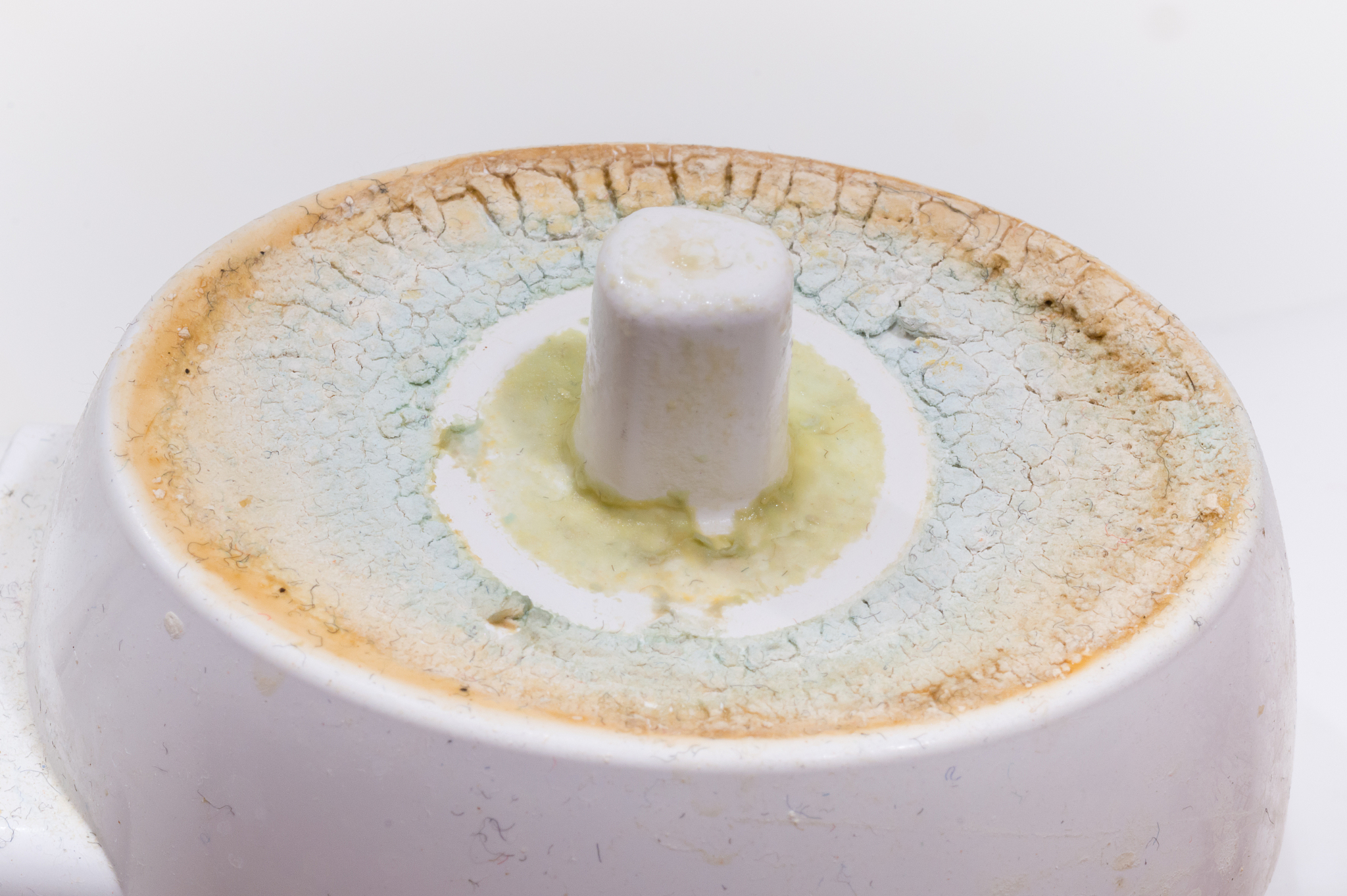 写一个关于牙膏爱上充电器的故事