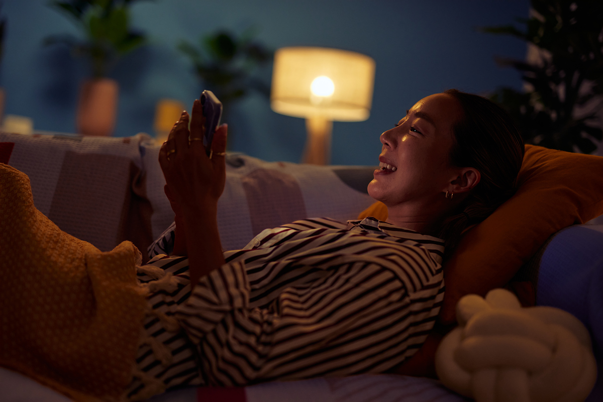 朋友：Yes Thats what Im trying to do Im considering putting on a movie and letting it put me to sleep我该如何回答？