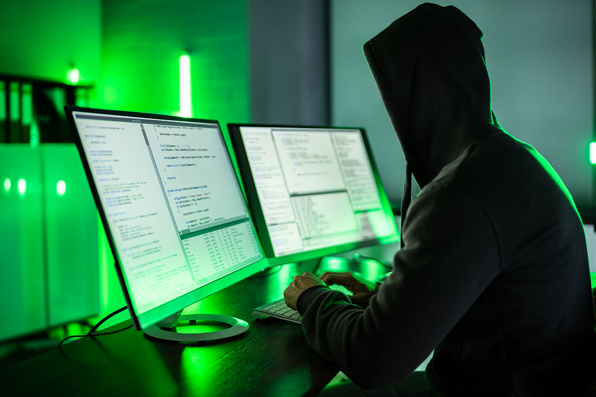 不低于900字的seo文章最好带序号输出文章标题。文章标题是：绝地求生中使用免费辅助有哪些潜在的安全风险？。参考百度搜索相关资料选择性使用资料内容写出的内容避免重复并写出例子语句避免机械化。