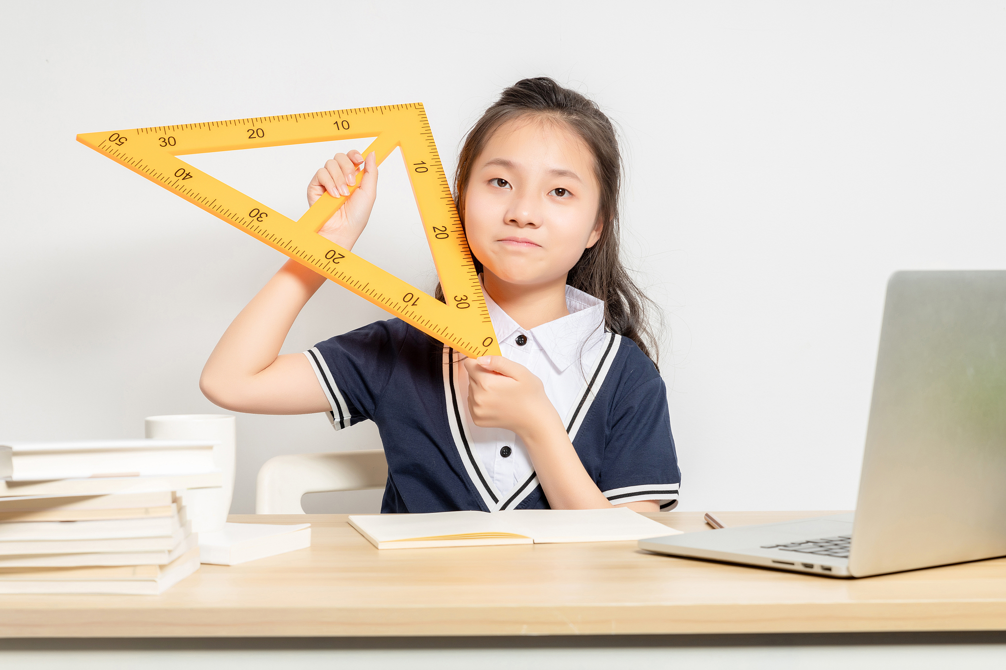 正在上数学课的亚洲小学女生