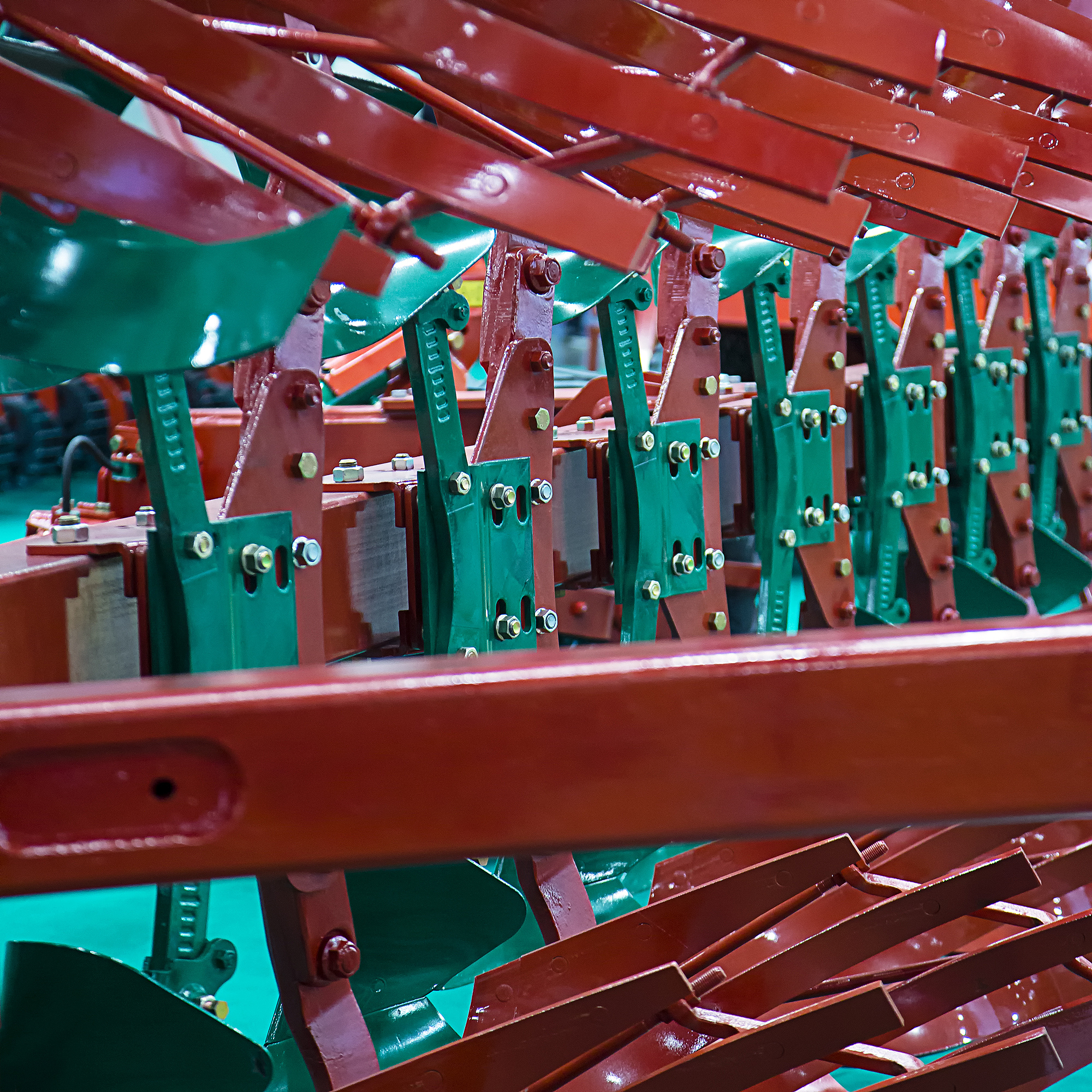 设计牵引农机具横移纠偏装置