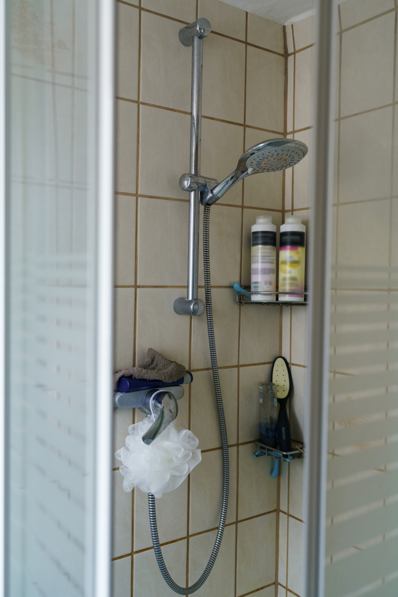 厕所隔板发霉、部分隔板有损坏。所以需要全部更换理由