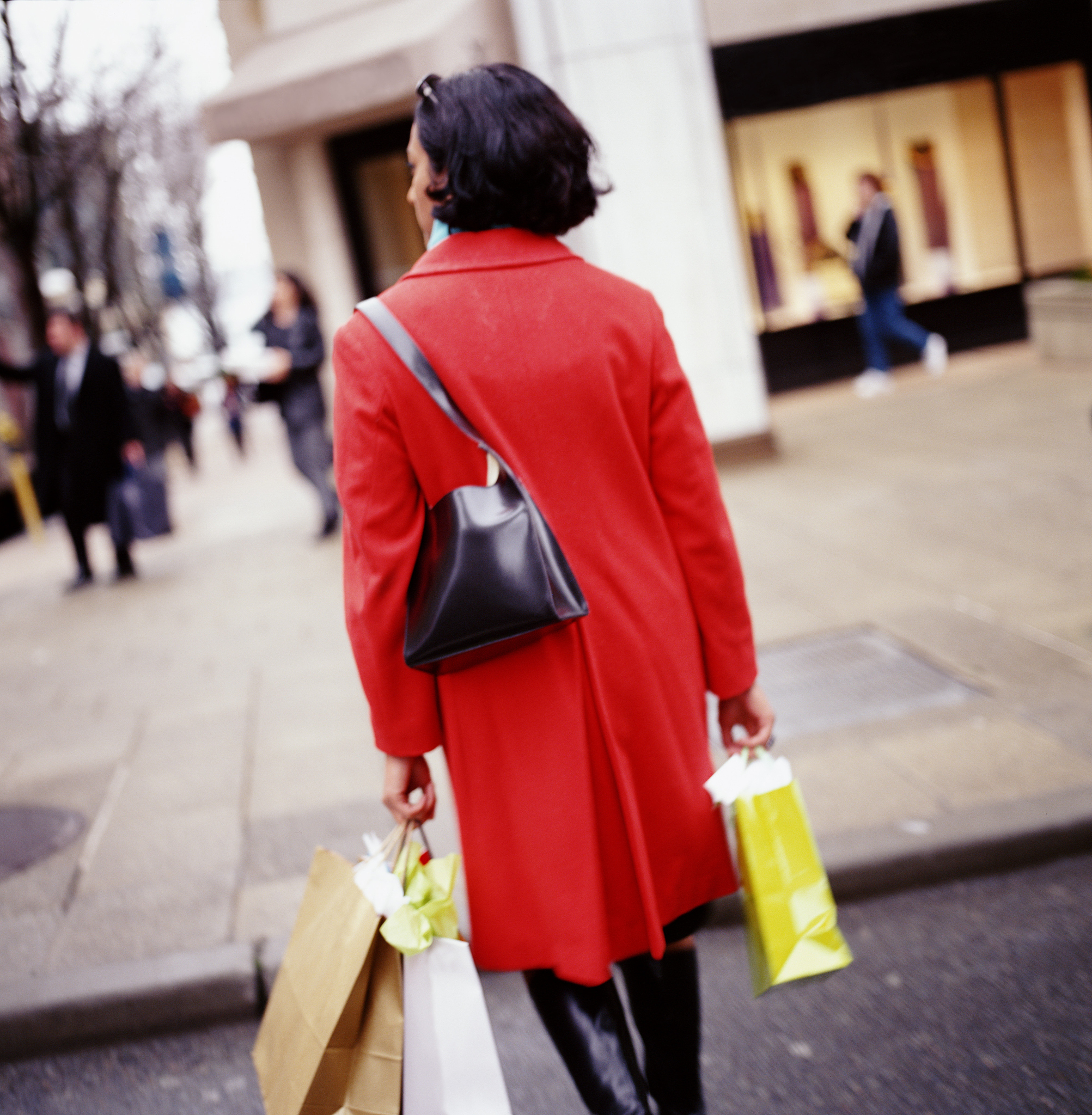 撰写一篇秋季山系户外外套穿搭文案以描述服饰细节为主题服装类型：深酒红撞色卡其色的宽松捧球服外套、克莱因蓝碰撞杏色的防风外套深蓝色为辅点缀前襟芽边、深蓝条纹叠加在白色打底的翻领卫衣