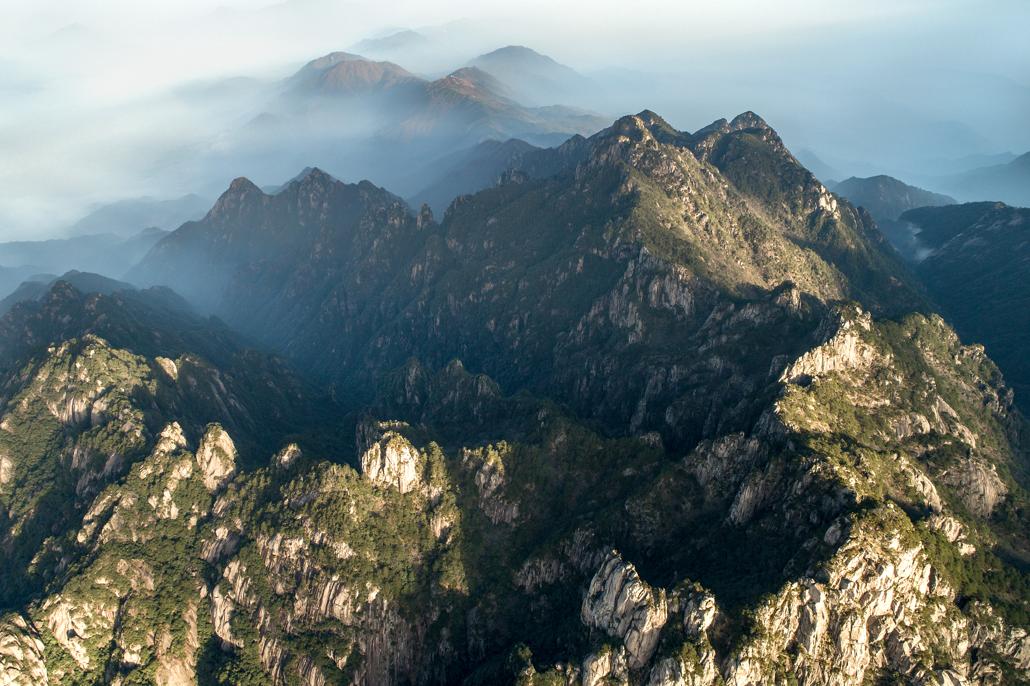 航拍 黄山 群山峡谷中的云雾
