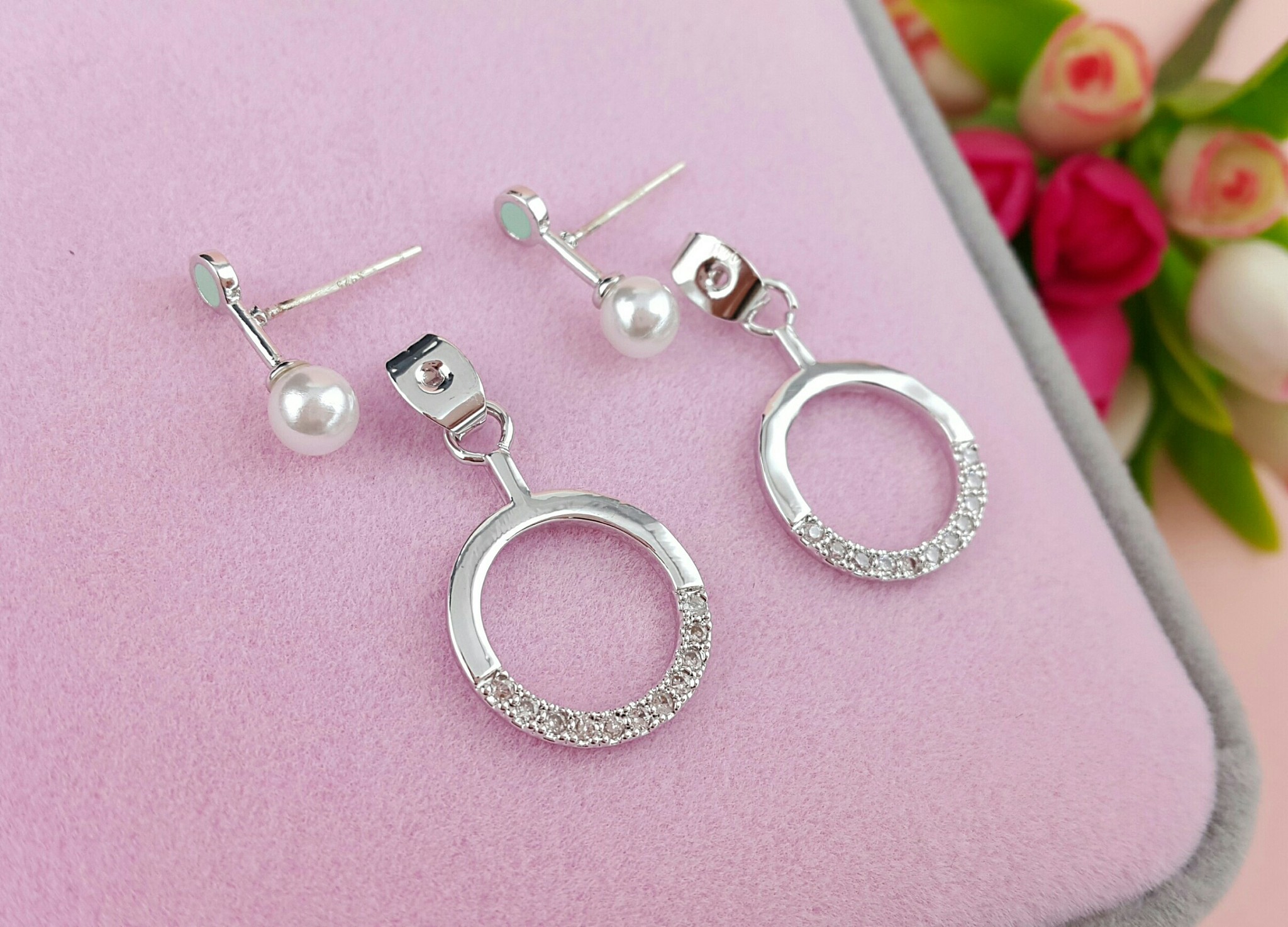 请帮我把以下文字翻译成中文：The Ice Hoops Medium Gold are inspired by the way ice cubes tend to melt into a more curved and shiny shape The hoops are sold as a pair and can be worn as a statement piece or combined