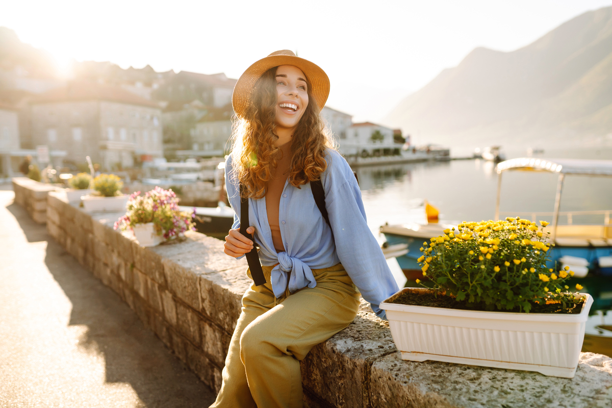 摄影是现代社会中不可或缺的一部分它可以记录下人们的生活点滴、记录下历史瞬间、记录下美好的回忆让人们在时间的长河中留下痕迹。因此我选择了摄影这一主题希望通过宣传片的形式让更多的人认识、了解摄影了解摄影的魅力和意义让更多的人爱上摄影。